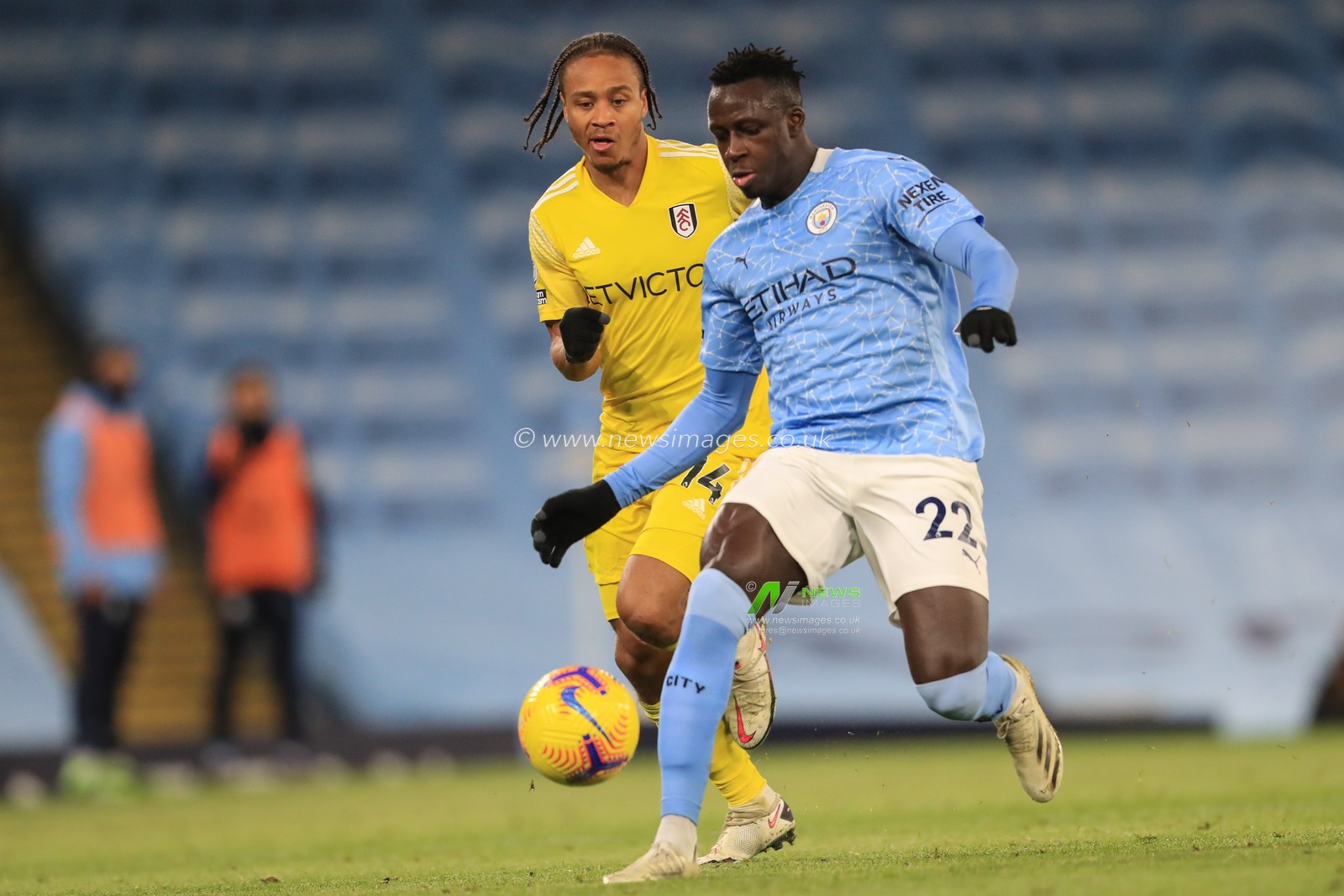 Benjamin Mendy #22 of Manchester City holds the ball as Bobby Reid #14 of Fulham pressures