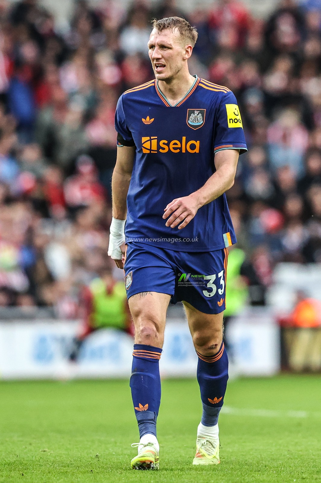 Dan Burn of Newcastle United during the Premier League match Sunderland vs Newcastle United at Stadium Of Light, Sunderland, United Kingdom, 14th December 2025

(Photo by Alfie Cosgrove/News Images)

*** GER AUT SUI OUT ***