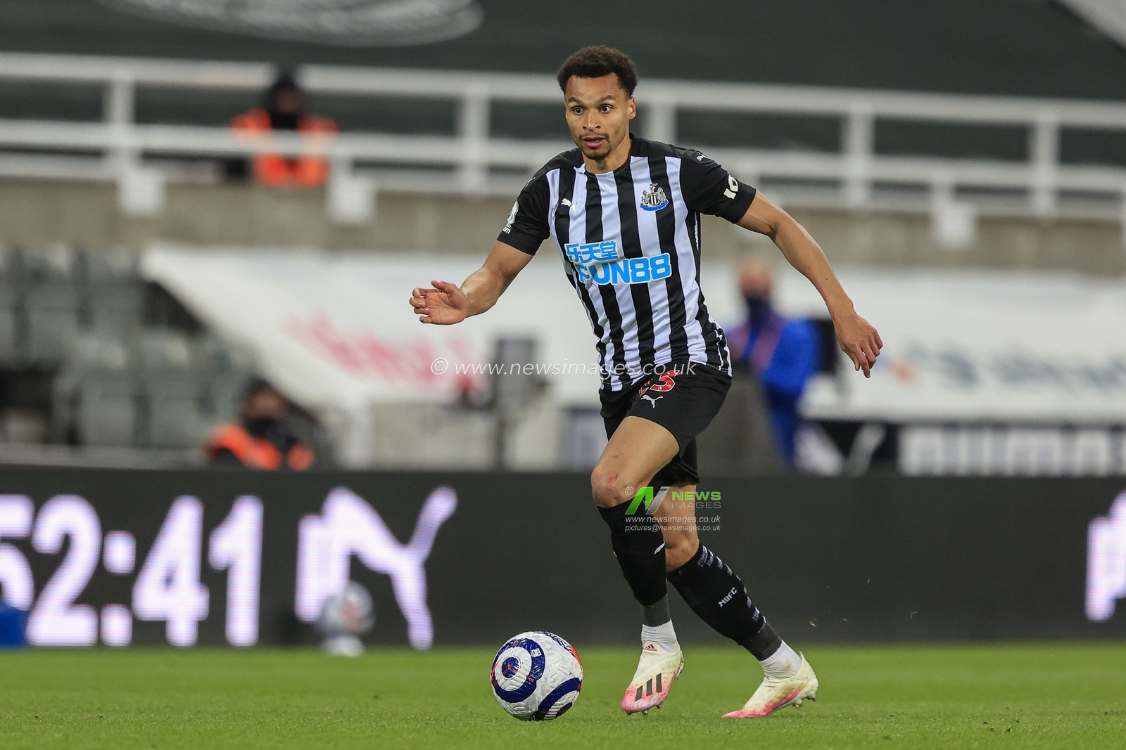 Jacob Murphy #23 of Newcastle United in possession of the ball
