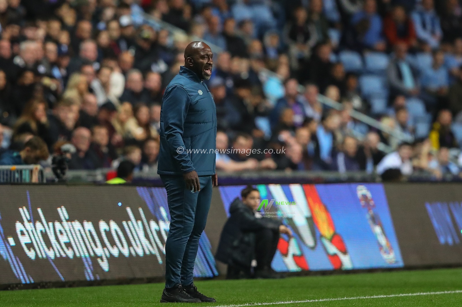 Darren Moore manager of Huddersfield Town shouts at his players during the Sky Bet Championship match Coventry City vs Huddersfield Town at Coventry Building Society Arena, Coventry, United Kingdom, 25th September 2023

(Photo by Gareth Evans/News Images)