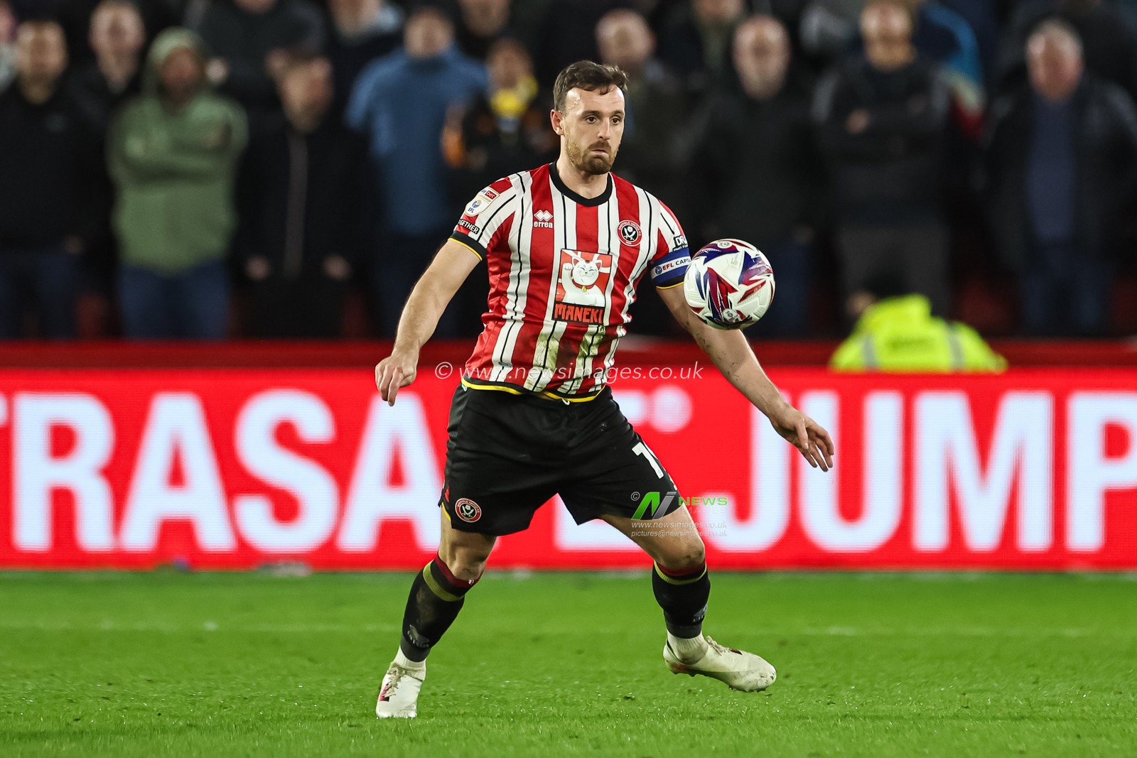 Jack Robinson of Sheffield United controls the ball during the Sky Bet Championship match Sheffield United vs Leeds United at Bramall Lane, Sheffield, United Kingdom, 24th February 2025

(Photo by Mark Cosgrove/News Images)