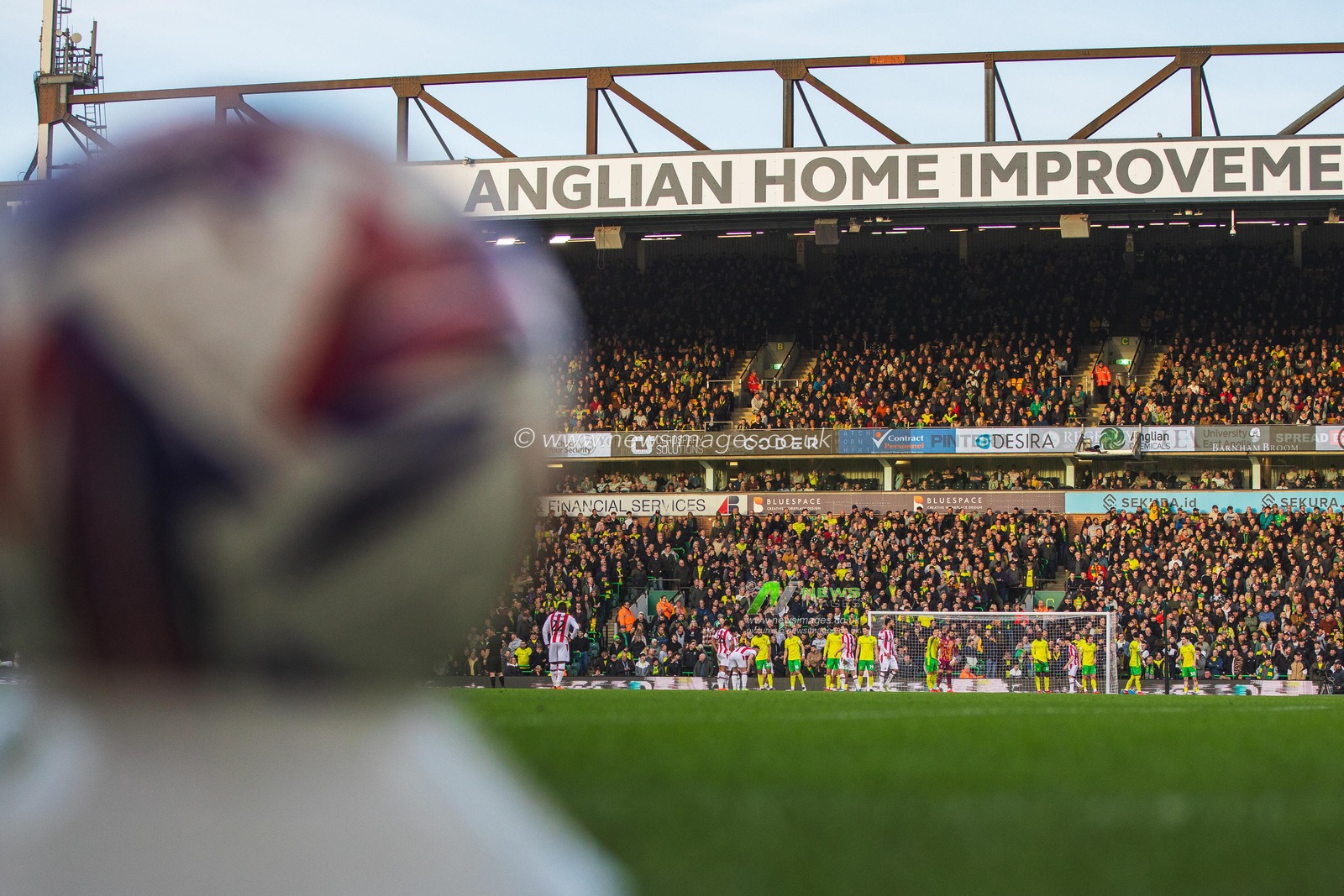 Norwich defend a Stoke City corner during the Sky Bet Championship match Norwich City vs Stoke City at Carrow Road, Norwich, United Kingdom, 22nd February 2025

(Photo by Craig Evans/News Images)