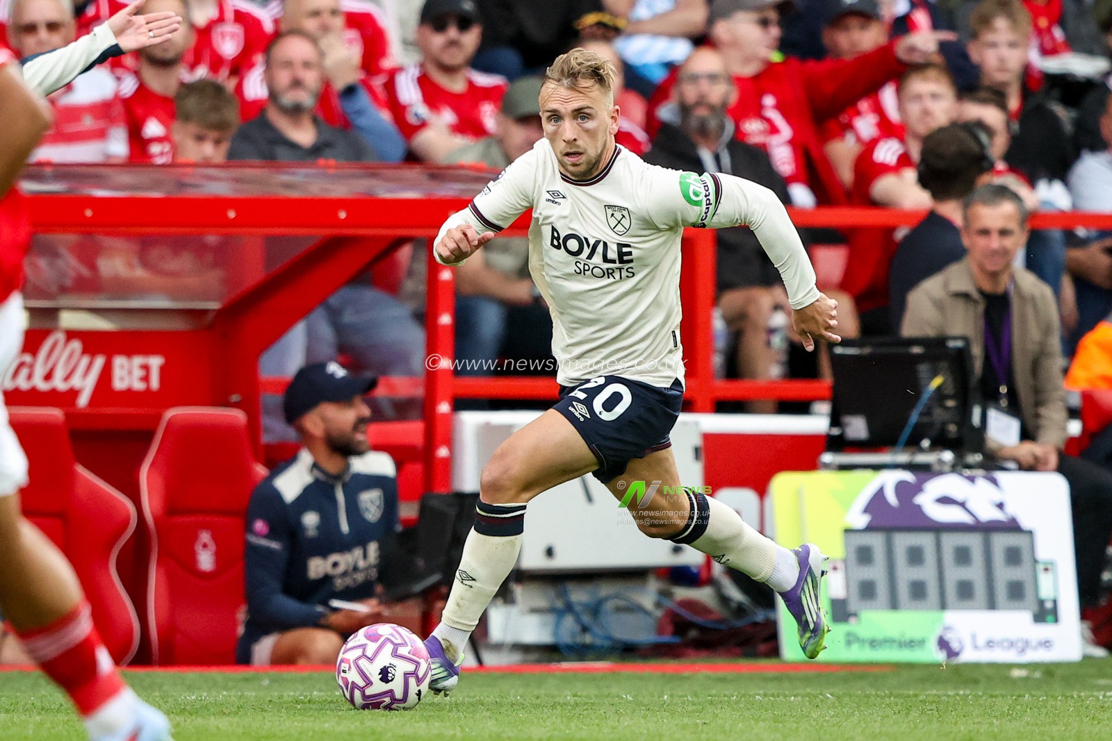 Jarrod Bowen of West Ham United breaks with the ball during the Premier League match Nottingham Forest vs West Ham United at City Ground, Nottingham, United Kingdom, 31st August 2025

(Photo by Alfie Cosgrove/News Images)