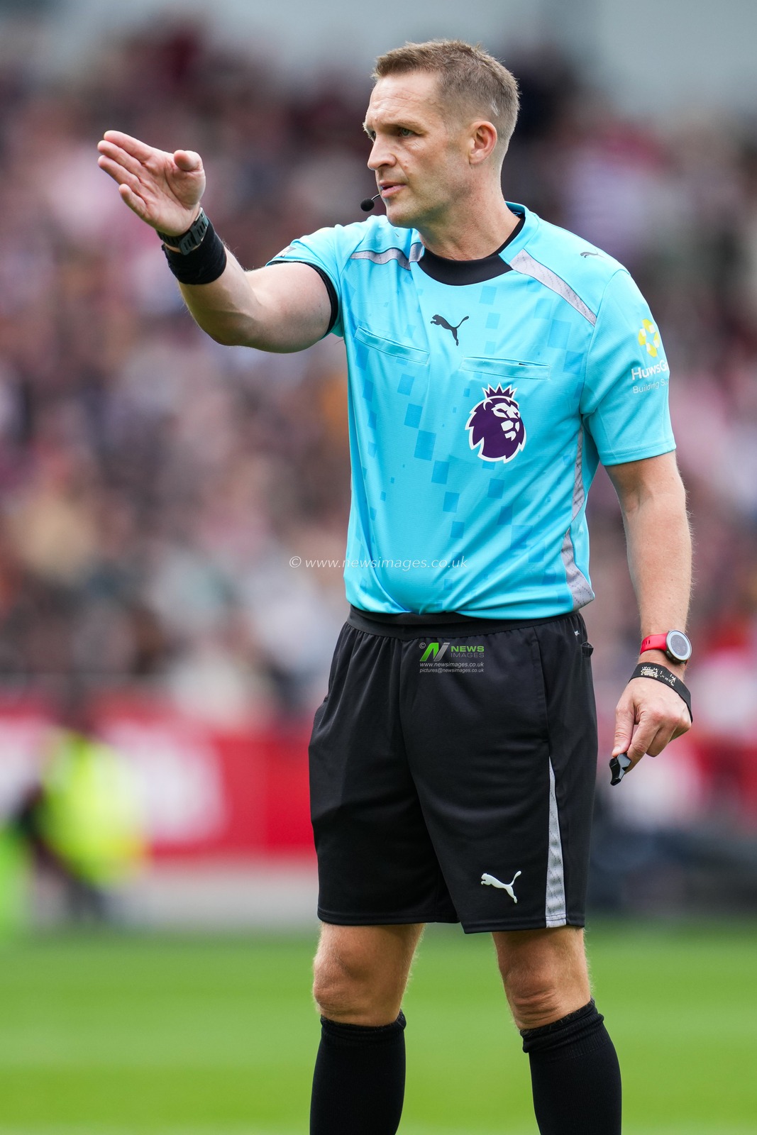 The referee Craig Pawson during the Premier League match Brentford vs Manchester United at The Gtech Community Stadium, London, United Kingdom, 27th September 2025

(Photo by Harvey Murphy/News Images)