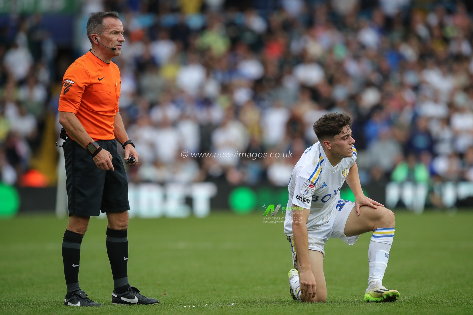 Referee Kieth Stroud waits for Daniel James #20 of Leeds United to get up during the Sky Bet Championship match Leeds United vs Bristol City at Elland Road, Leeds, United Kingdom, 7th October 2023

(Photo by James Heaton/News Images)