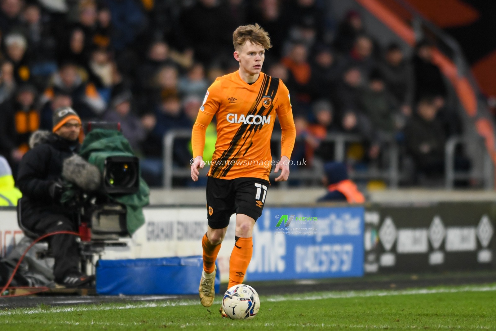 Keane Lewis-Potter #11 of Hull City runs with the ball
