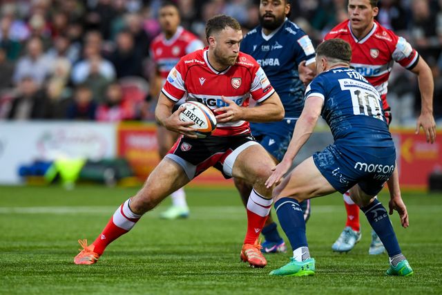  Max Llewellyn of Gloucester Rugby stepping  George Ford of Sale Sharks during the Gallagher Premiership match Gloucester vs Sale Sharks at Kingsholm Stadium, Gloucester, United Kingdom on 08 May 2026

(Photo by Alex Williamson/News Images)
