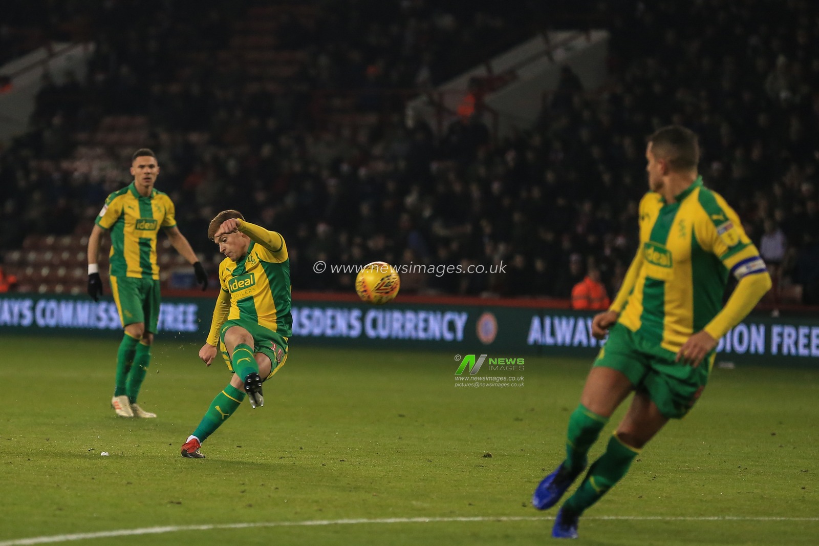 14th December 2018, Bramall Lane, Sheffield, England; Sky Bet Championship, Sheffield United vs West Bromwich Albion ; Harvey Barnes (15) of West Brom takes a free-kick and it goes wide


Credit: Mark Cosgrove/News Images

English Football League images are subject to DataCo Licence