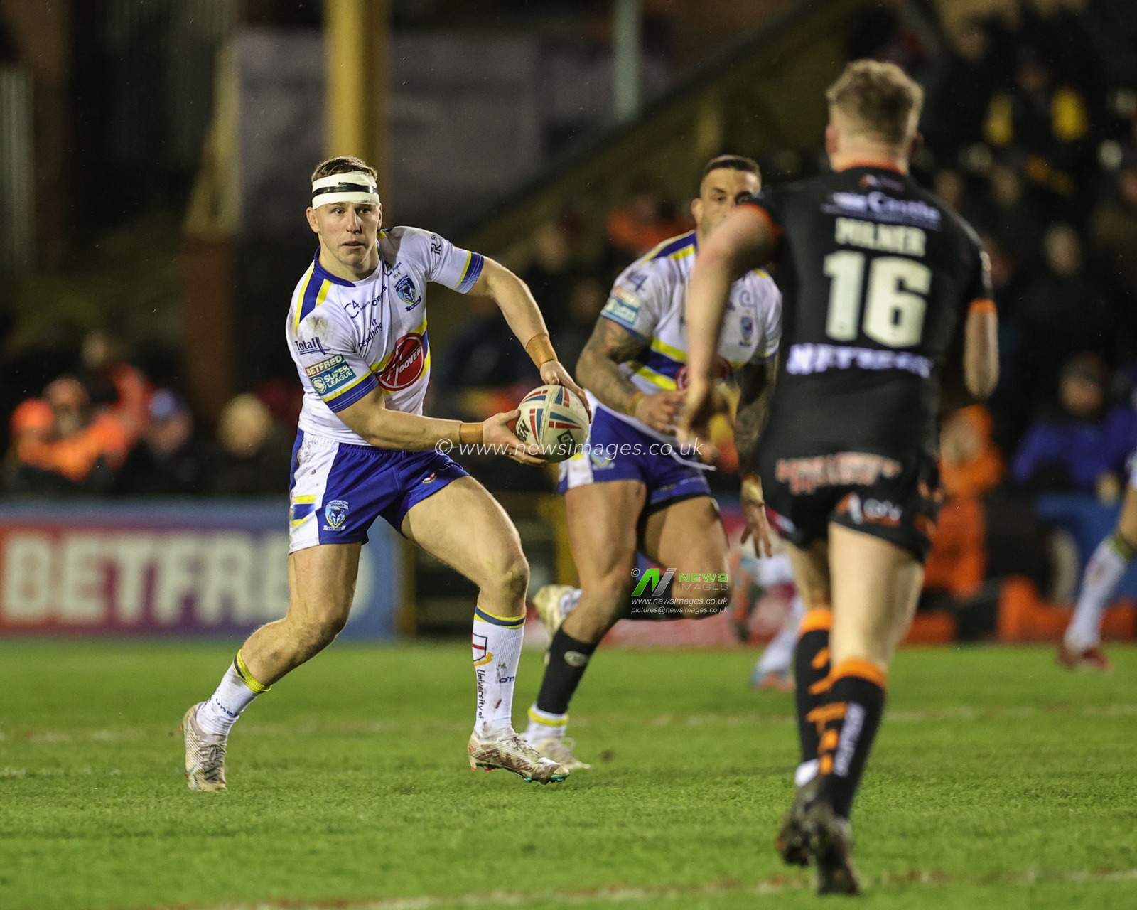 George Williams #6 of Warrington Wolves in action during the Betfred Super League Round 6 match Castleford Tigers vs Warrington Wolves at The Mend-A-Hose Jungle, Castleford, United Kingdom, 24th March 2023

(Photo by Mark Cosgrove/News Images)