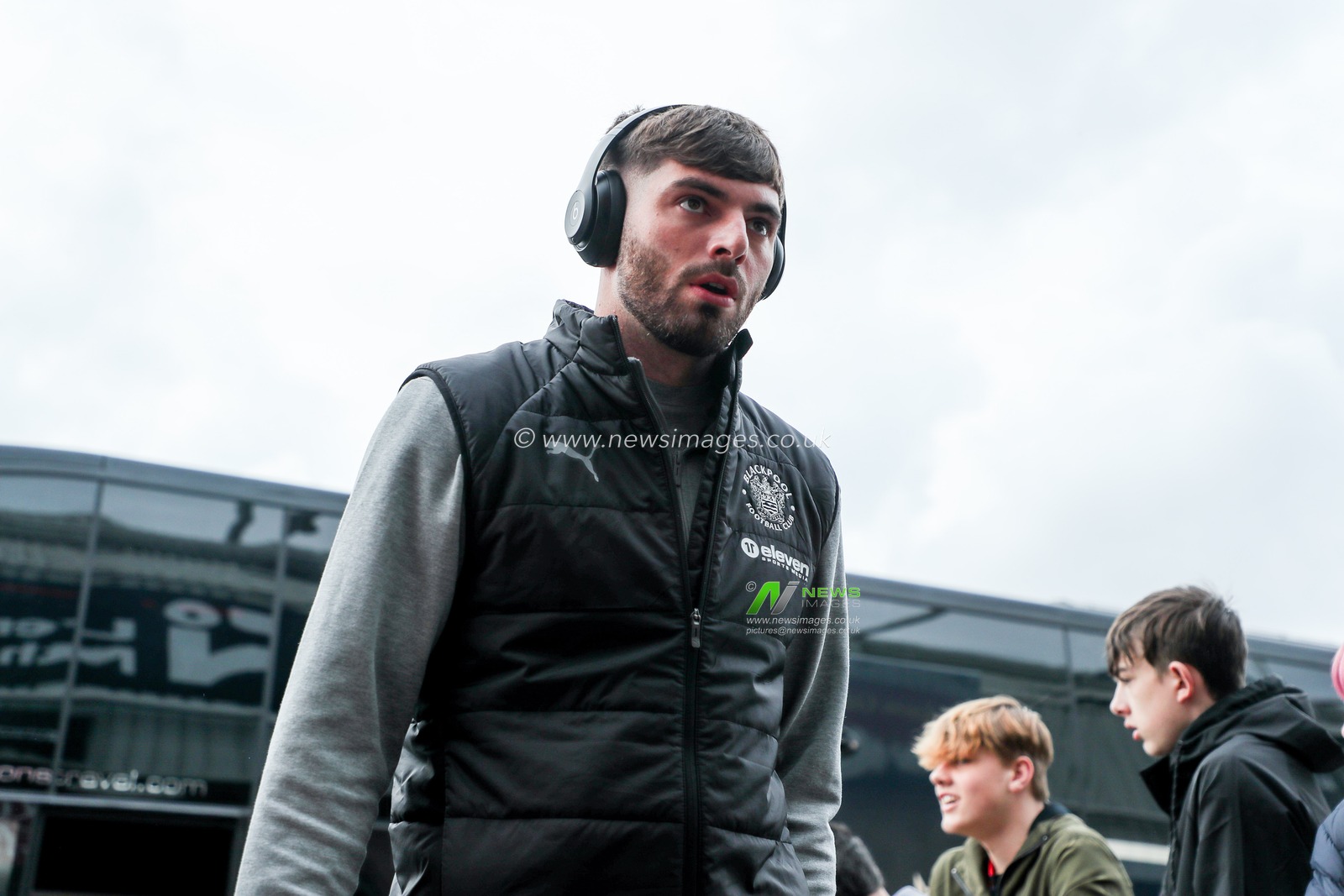 Tom Bloxhan of Blackpool arrives at Sixfields Stadium prior to the Sky Bet League 1 match Northampton Town vs Blackpool at Sixfields Stadium, Northampton, United Kingdom, 22nd March 2025

(Photo by Izzy Poles/News Images)