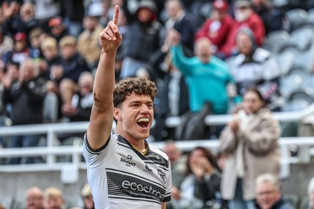 Lewis Martin of Hull FC celebrates his try during the Betfred Magic Weekend 2025 match Huddersfield Giants vs Hull FC at St. James's Park, Newcastle, United Kingdom, 4th May 2025

(Photo by Mark Cosgrove/News Images)