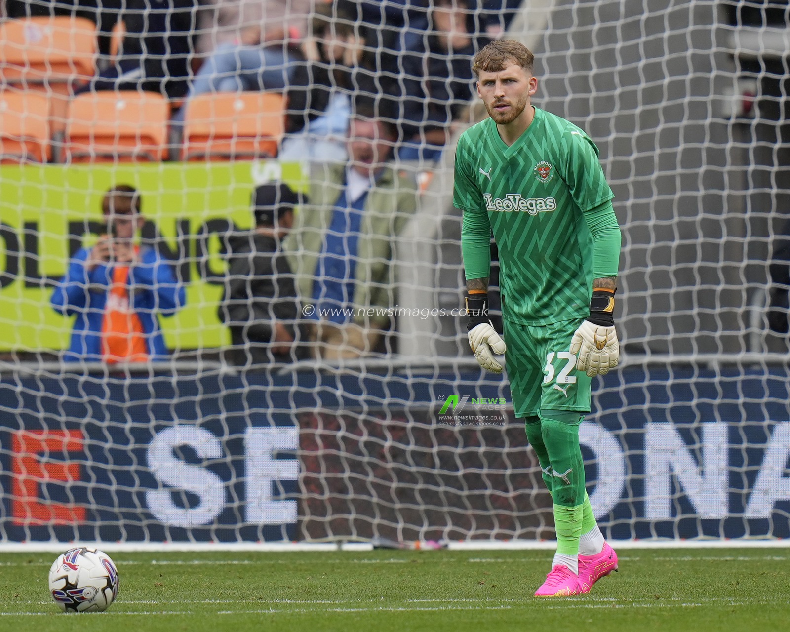 Daniel Grimshaw #32 of Blackpool looks upfield during the Sky Bet League 1 match Blackpool vs Burton Albion at Bloomfield Road, Blackpool, United Kingdom, 5th August 2023

(Photo by Steve Flynn/News Images)