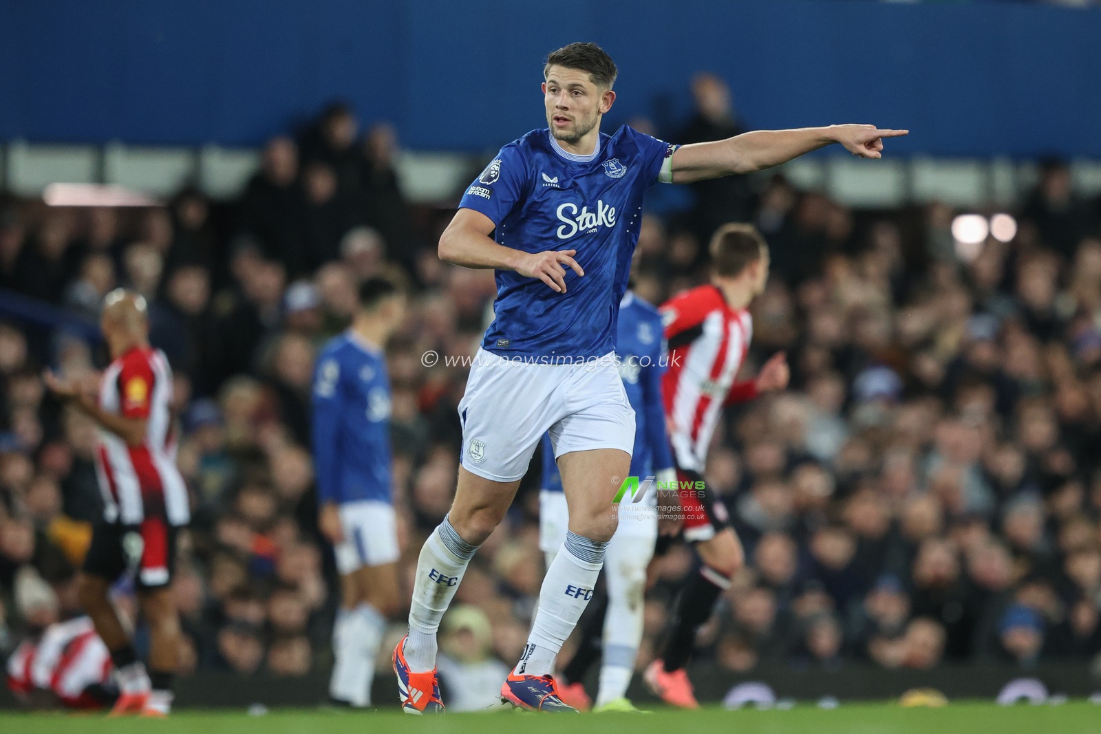 James Tarkowski of Everton gives his team instructions during the Premier League match Everton vs Brentford at Goodison Park, Liverpool, United Kingdom, 23rd November 2024

(Photo by Alfie Cosgrove/News Images)