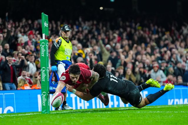 Louis Rees-Zammit of Wales dives for the corner to score a try during the Quilter Nations Series 2025 match Wales vs New Zealand at Principality Stadium, Cardiff, United Kingdom, 22nd November 2025

(Photo by Andrew Lewis/News Images)

*** GER AUT SUI OUT ***