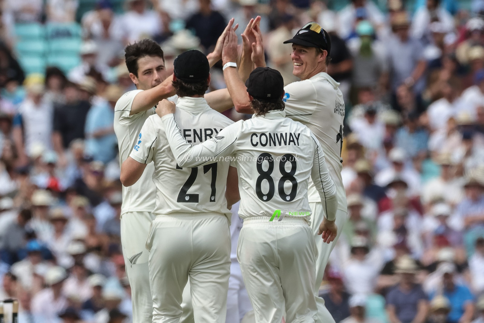 Matt Henry of New Zealand celebrates the wicket of Ben Duckett of England with team mates during the 2nd Rothesay Test Match Day 4 match England vs New Zealand at The Kia Oval, London, United Kingdom on 20 June 2026

(Photo by Mark Cosgrove/News Images)