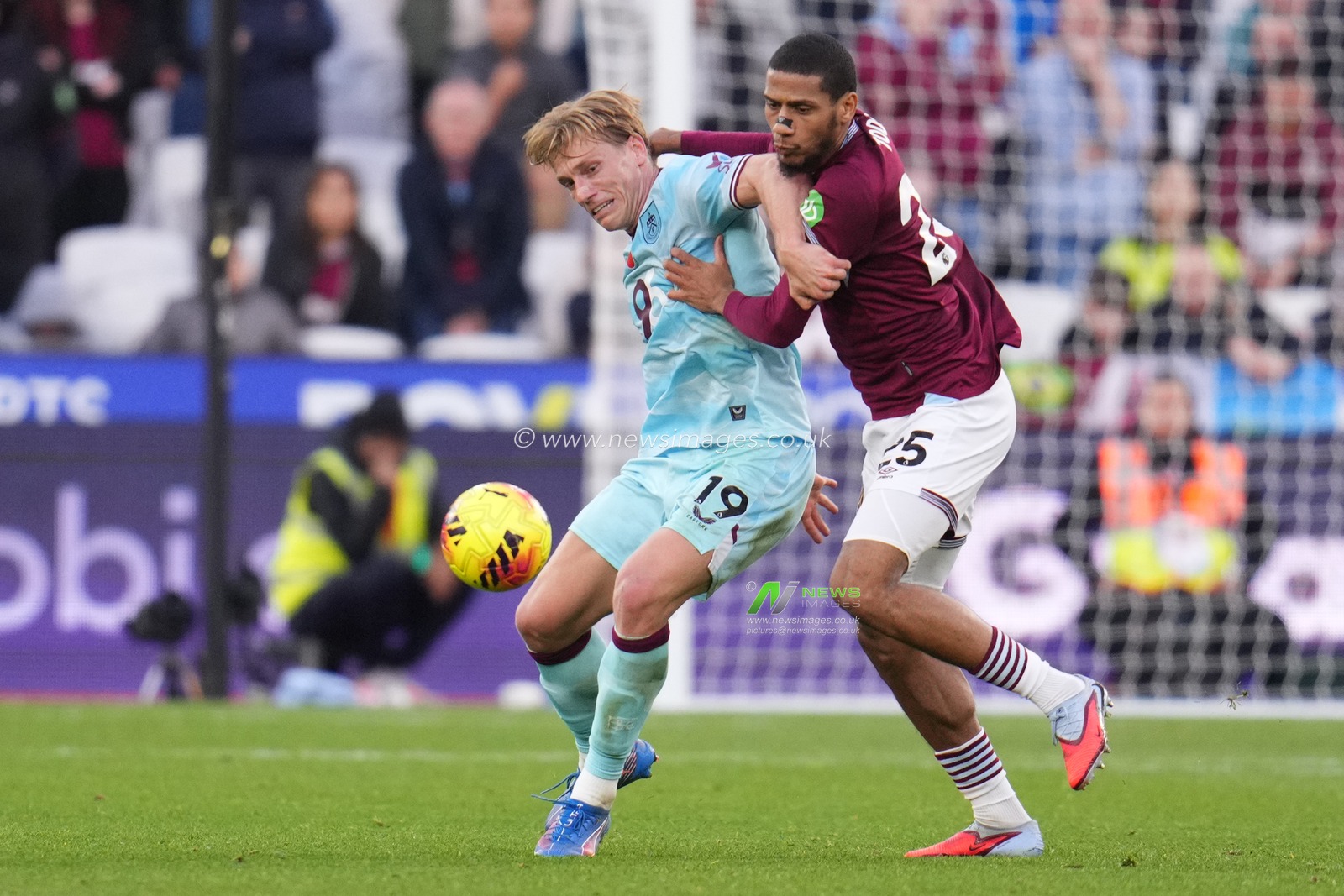 Jean-Clair Todibo of West Ham United and Zian Flemming of Burnley during the Premier League match West Ham United vs Burnley at London Stadium, London, United Kingdom, 8th November 2025

(Photo by Harvey Murphy/News Images)

*** GER AUT SUI OUT ***