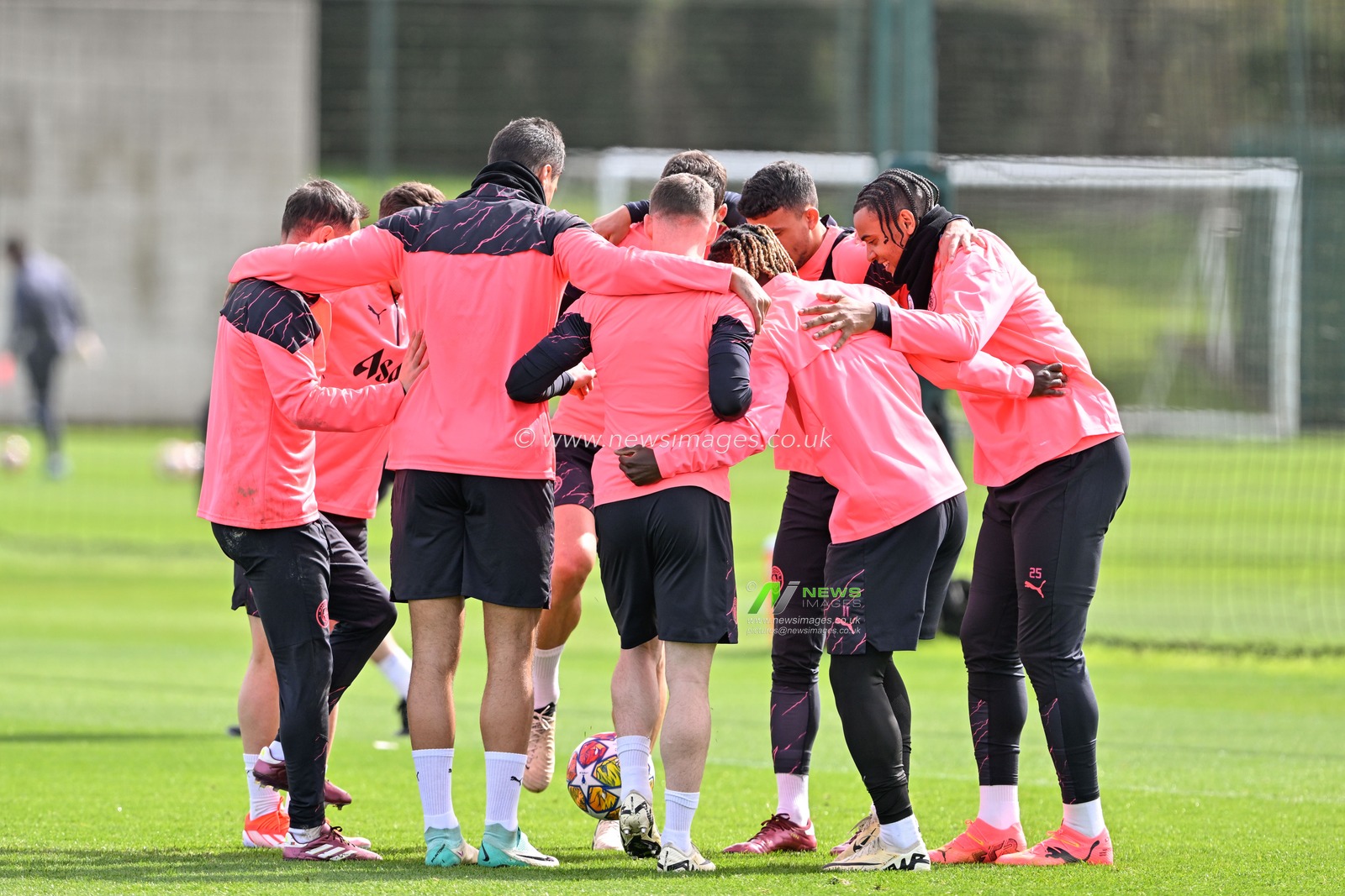 Manchester City squad have a huddle, during the Manchester City champions League training session ahead of the Real Madrid game at Etihad Stadium, Manchester, United Kingdom, 8th April 2024

(Photo by Cody Froggatt/News Images)