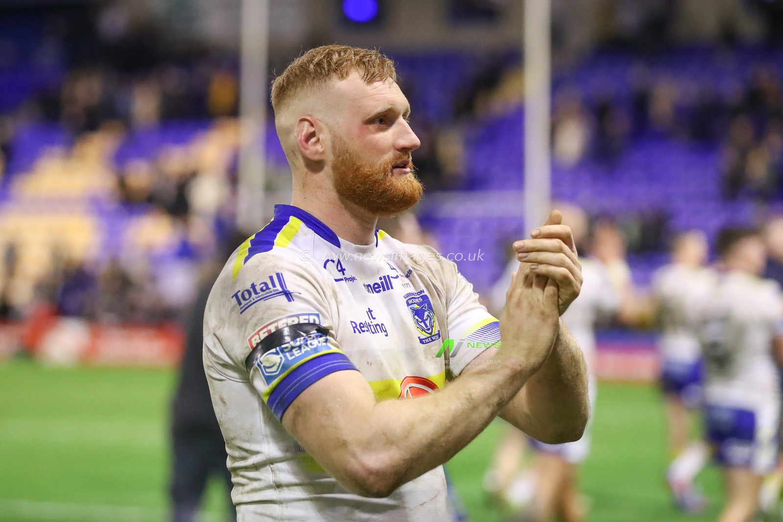 Joe Bullock #19 of Warrington Wolves applauds the fans after the Betfred Super League Round 1 match Warrington Wolves vs Leeds Rhinos at Halliwell Jones Stadium, Warrington, United Kingdom, 16th February 2023

(Photo by Gareth Evans/News Images)