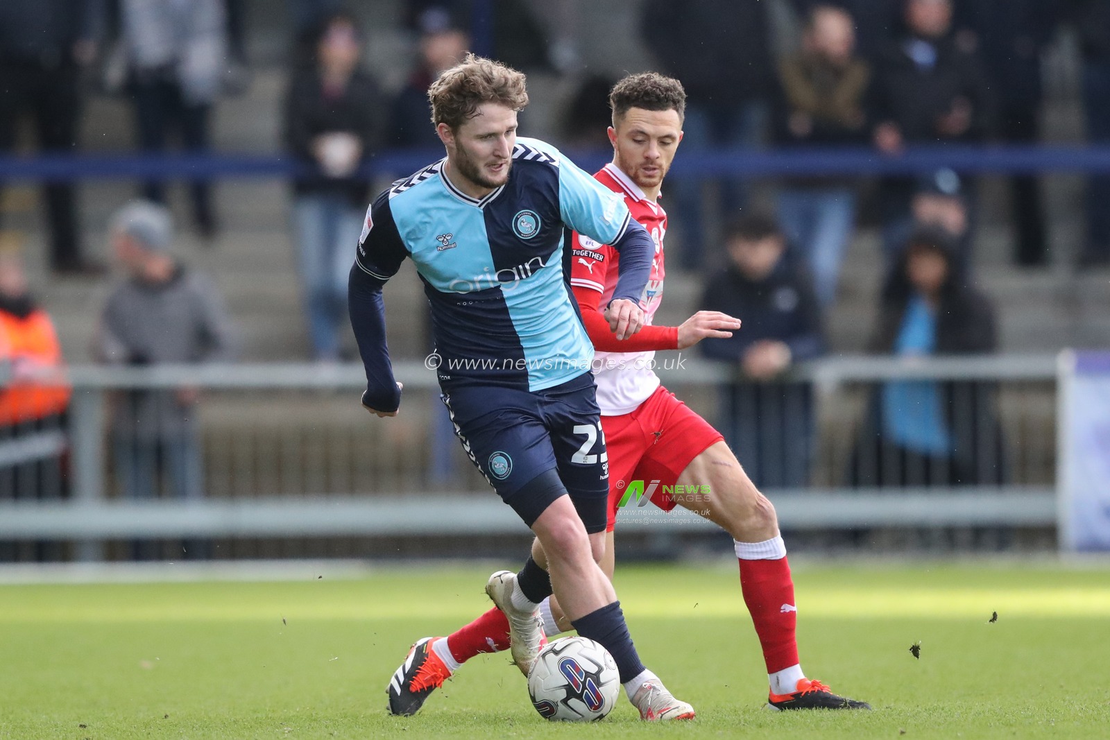 Kieran Sadlier of Wycombe Wanderers breaks with the ball as Jordan Williams of Barnsley pressures during the Sky Bet League 1 match Wycombe Wanderers vs Barnsley at Adams Park, High Wycombe, United Kingdom, 2nd March 2024

(Photo by Alfie Cosgrove/News Images)