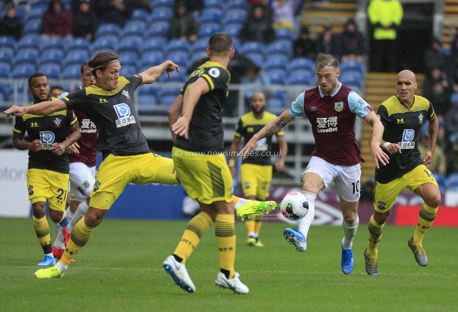 10th August 2019, Turf Moor, Burnley, England ; Premier League Football, Burnley vs Southampton : Ashley Barnes (10) of Burnley is challenged by Jannik Vestergaard (04) of Southampton

Credit: Conor Molloy/News Images

English Football League images are subject to DataCo Licence