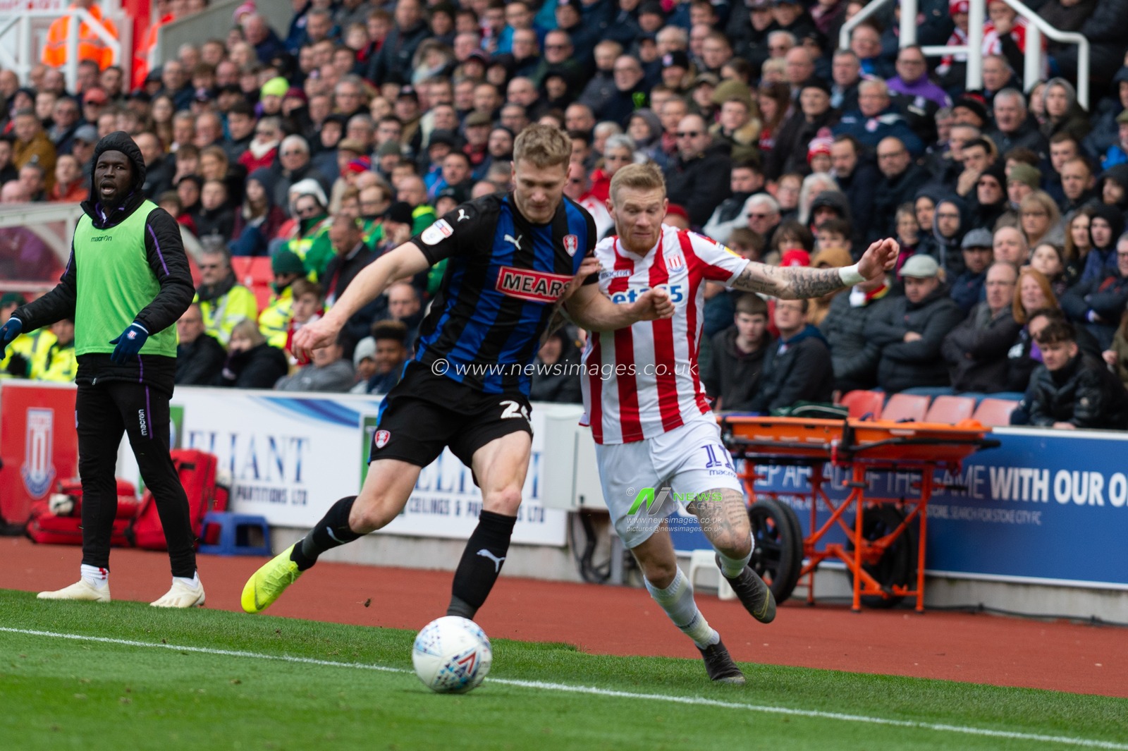 13th April 2019 , Bet 365 Stadium, Stoke-on-Trent, England; Sky Bet Championship, Stoke City vs Rotherham United ; Michael Smith (24) of Rotherham United and James McClean (11) of Stoke City contest the ball


Credit: Richard Long/News Images

English Football League images are subject to DataCo Licence