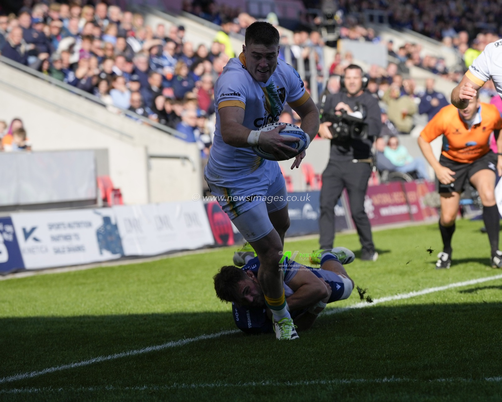 Tommy Freeman #14 of Northampton Saints dives over to score a try during the Gallagher Premiership match Sale Sharks vs Northampton Saints at AJ Bell Stadium, Eccles, United Kingdom, 15th October 2023

(Photo by Steve Flynn/News Images)