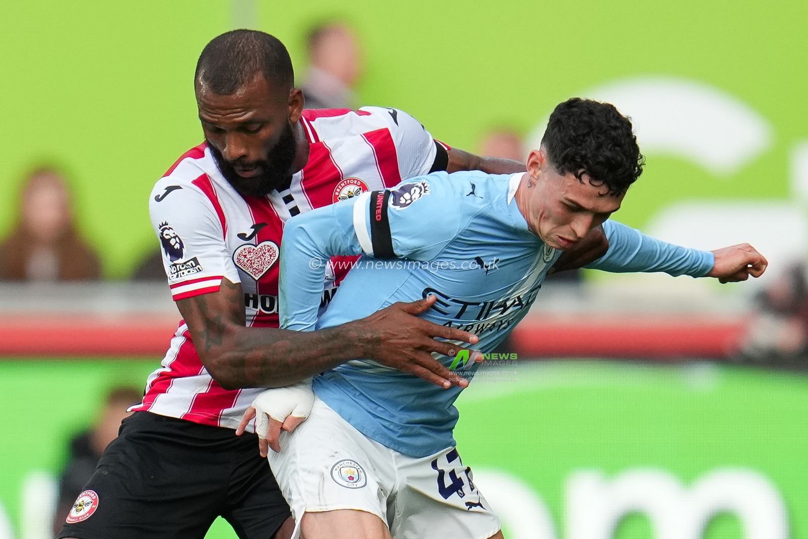 Phil Foden of Manchester City and Igor Thiago of Brentford during the Premier League match Brentford vs Manchester City at The Gtech Community Stadium, London, United Kingdom, 5th October 2025

(Photo by Harvey Murphy/News Images)