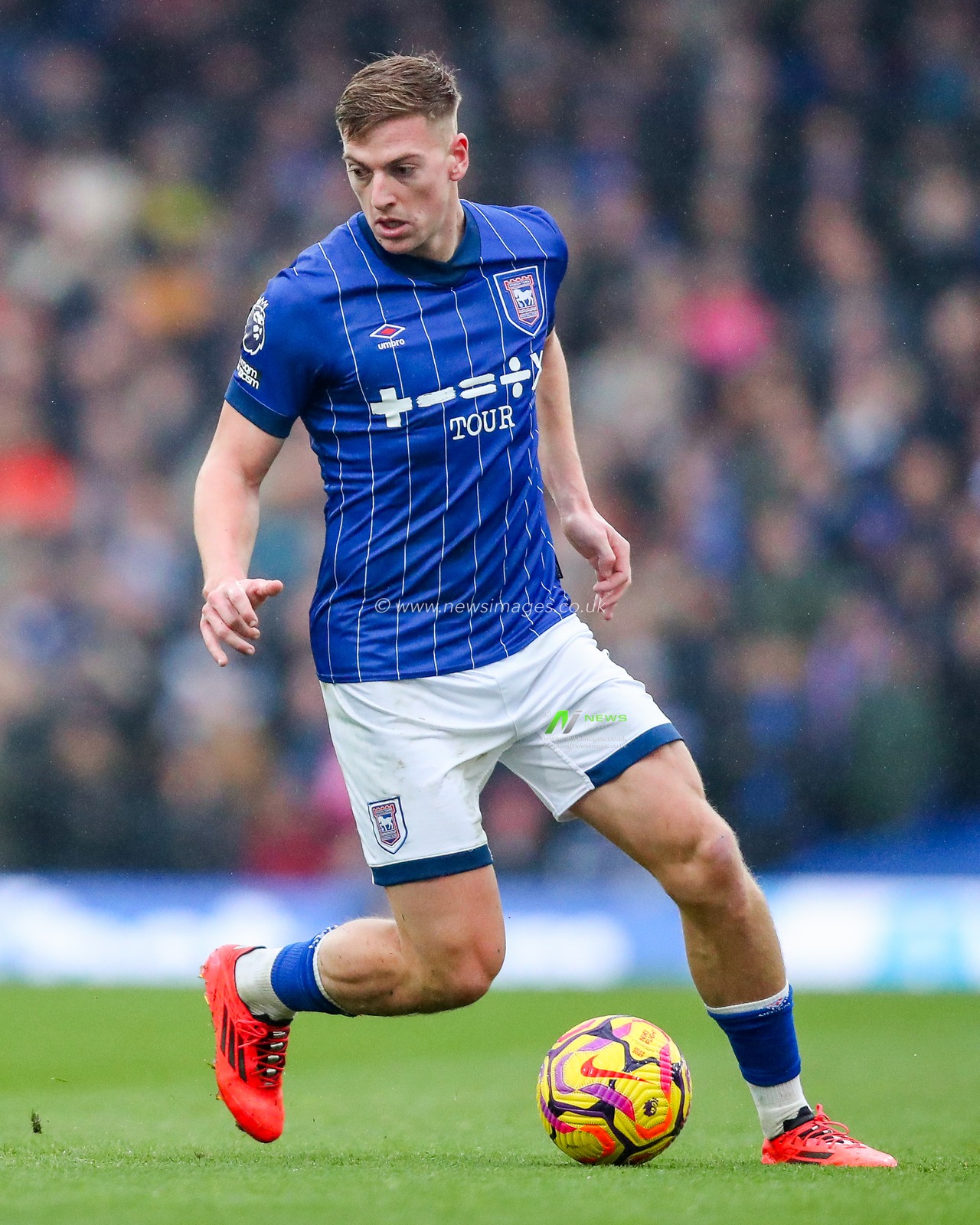 Liam Delap of Ipswich Town runs with the ball during the Premier League match Ipswich Town vs Bournemouth at Portman Road, Ipswich, United Kingdom, 8th December 2024

(Photo by Izzy Poles/News Images)
