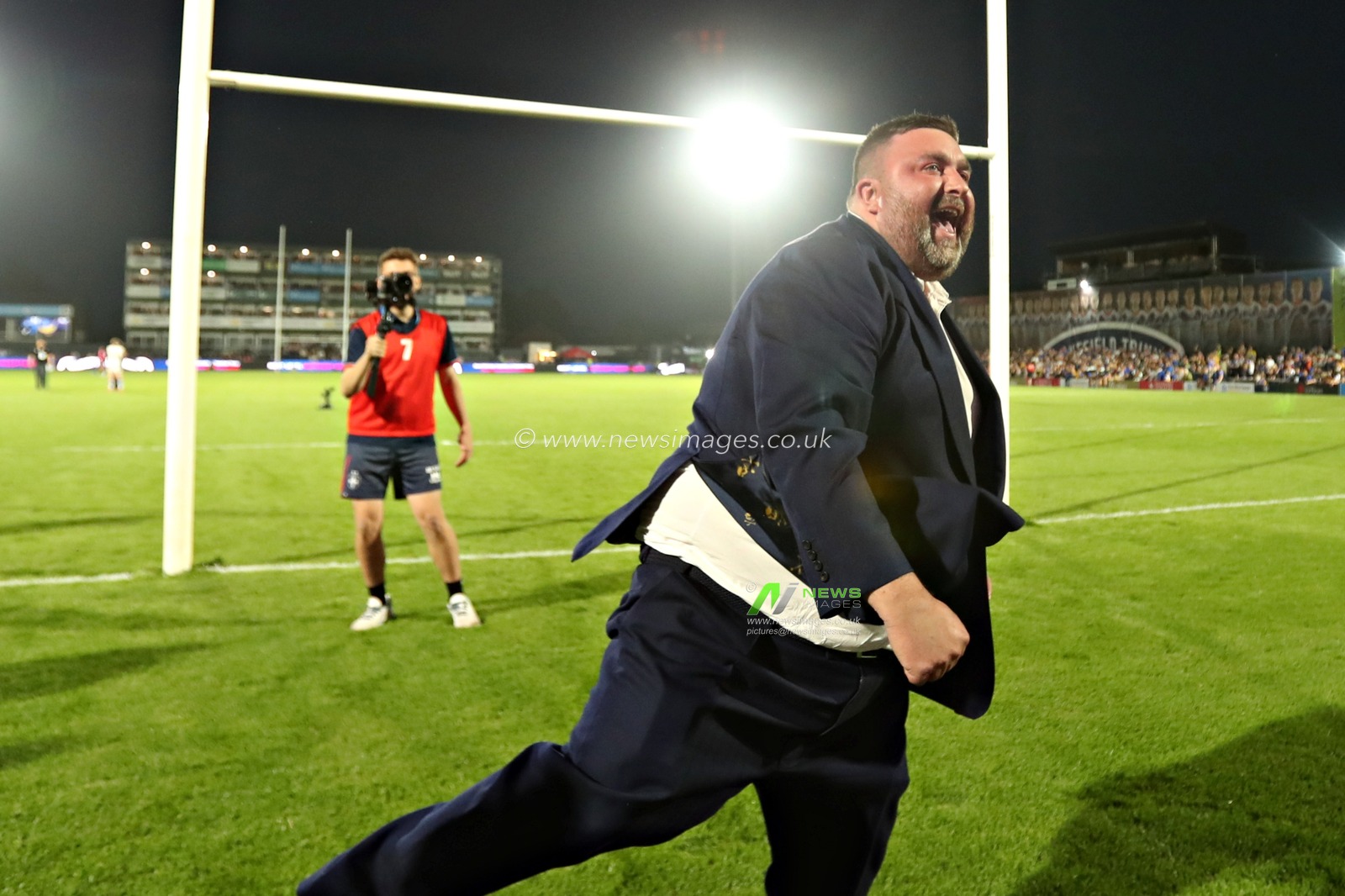 Matt Ellis, Owner of Wakefield celebrates after the Betfred Super League round 20 match Wakefield Trinity vs Leeds Rhinos at DIY Kitchens Stadium, Wakefield, United Kingdom, 24th July 2025(Photo by Sam Eaden/News Images)