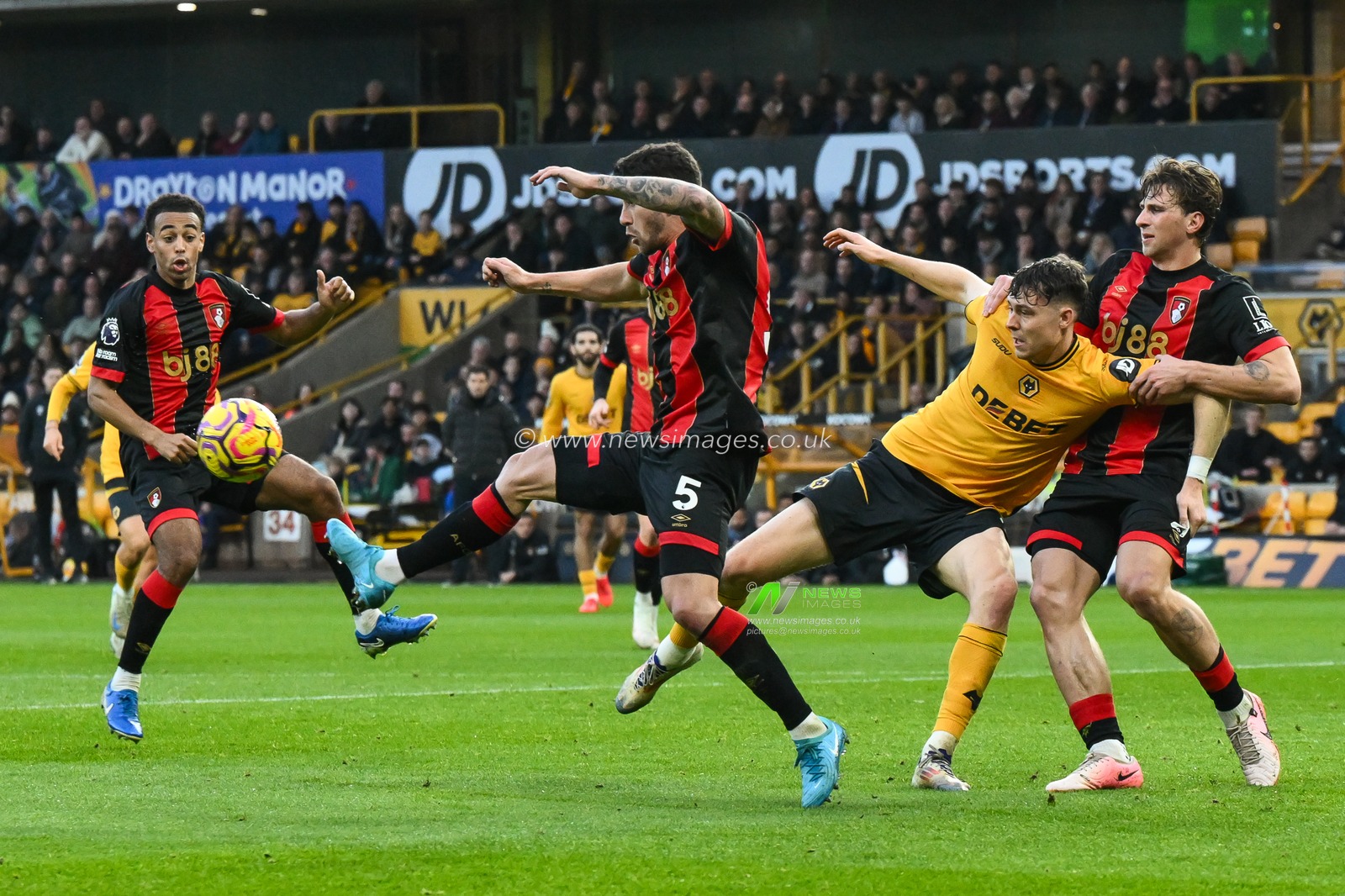 Marcos Senesi of Bournemouth clears the ball during the Premier League match Wolverhampton Wanderers vs Bournemouth at Molineux, Wolverhampton, United Kingdom, 30th November 2024

(Photo by Craig Thomas/News Images)