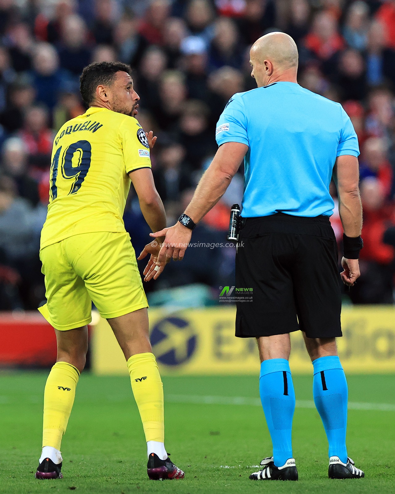 Francis Coquelin #19 of Villarreal appeals for a free kick