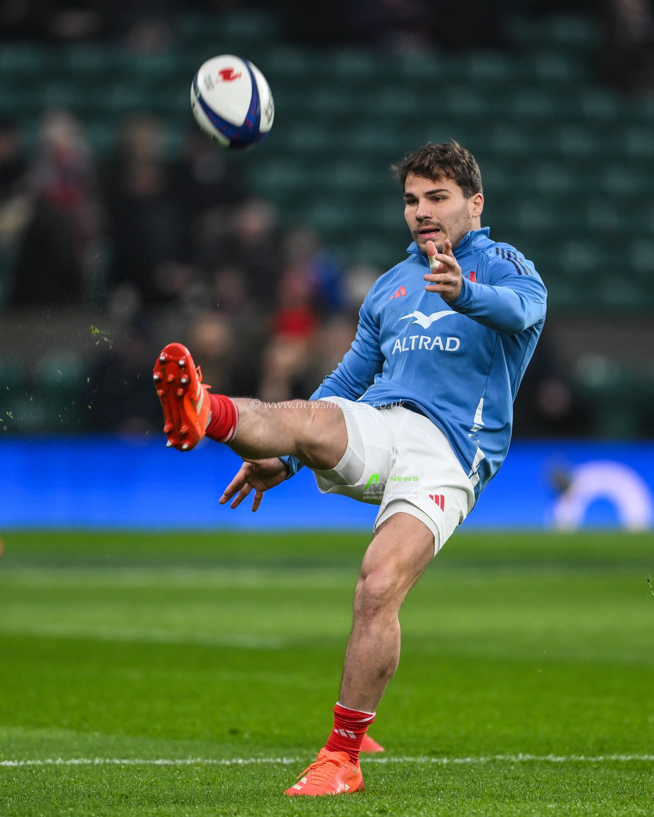 Antoine Dupont of France during pre match warm up ahead of the 2025 Guinness 6 Nations match England vs France at Allianz Stadium,, Twickenham, United Kingdom, 8th February 2025

(Photo by Craig Thomas/News Images)