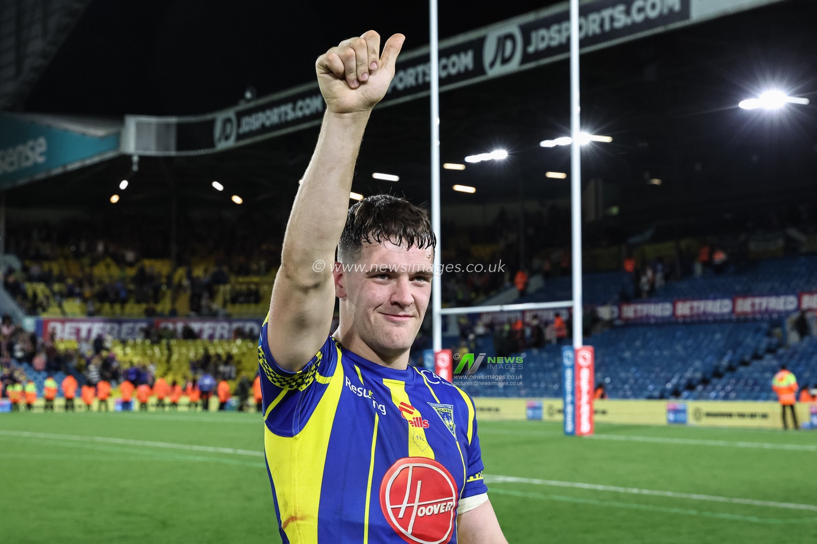 Josh Thewlis of Warrington Wolves give fans the thumbs up during the Magic Weekend match Warrington Wolves vs Leeds Rhinos at Elland Road, Leeds, United Kingdom, 17th August 2024

(Photo by Mark Cosgrove/News Images)