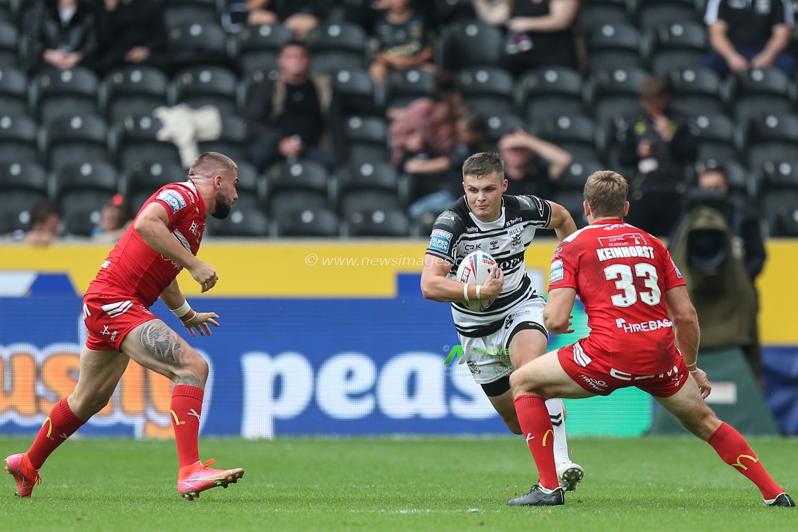 Cameron Scott (24) of Hull FC runs at Jimmy Keinhorst (33) of Hull KR