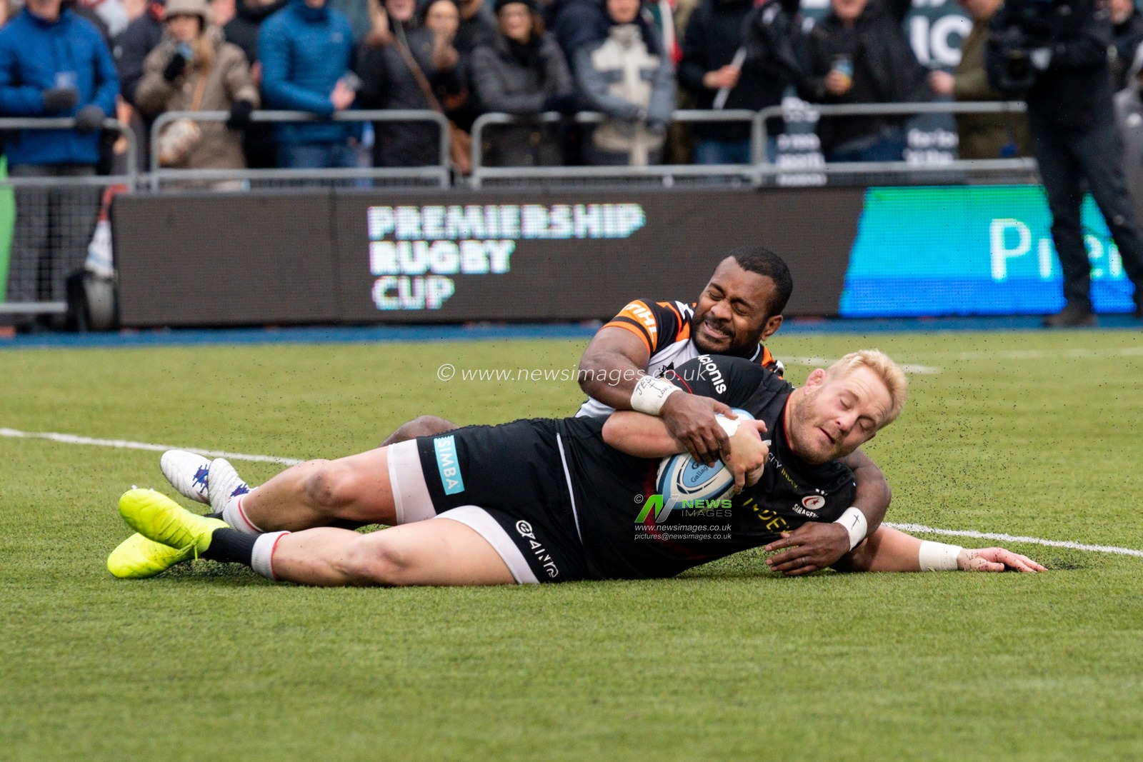 Vincent Koch #3 of Saracens scores a try