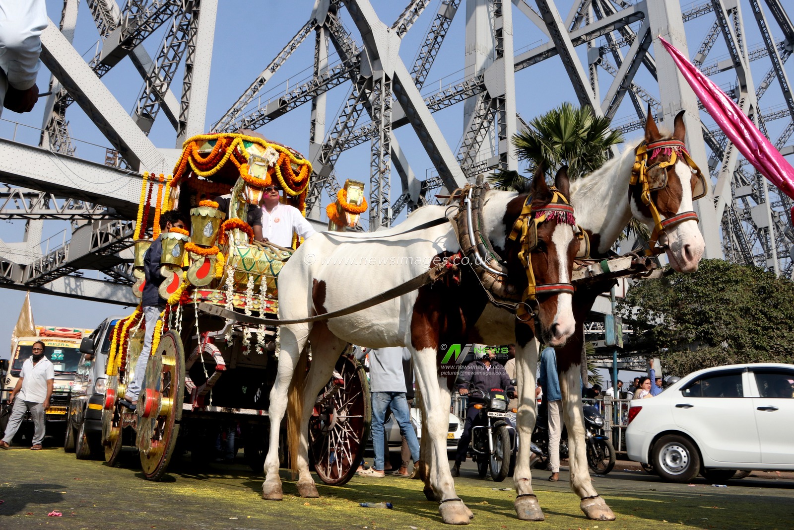 The horse Cart activists take part in a religious rally walk past Howrah bridge in over the Ganga River in Kolkata, India on January 26,2025,Pictures by Debajyoti Chakraborty.(Photo: Debajyoti Chakraborty/News Images)