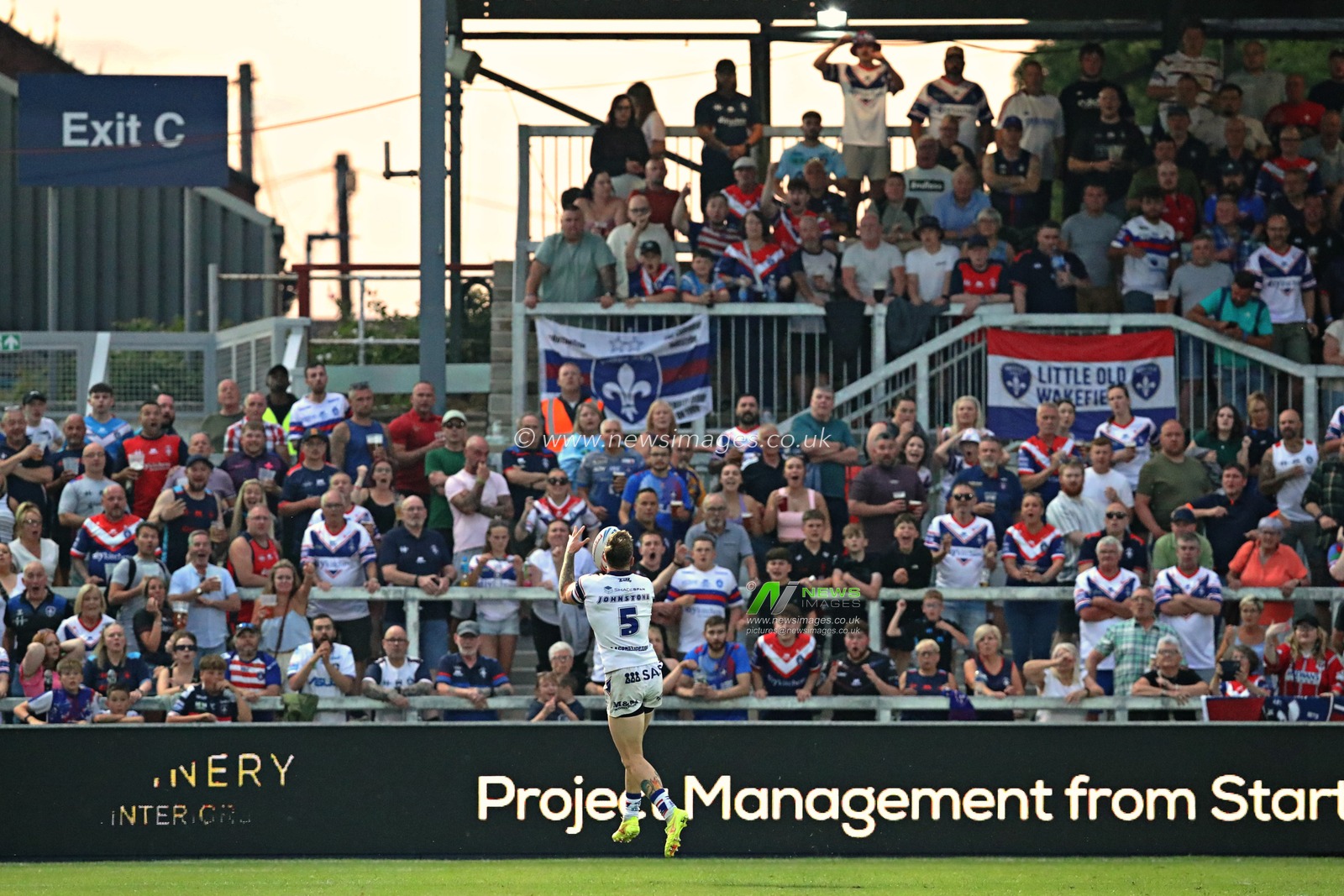 Tom Johnstone of Wakefield Trinity catches the ball before scoring during the Betfred Super League round 15 match Wakefield Trinity vs Wigan Warriors at DIY Kitchens Stadium, Wakefield, United Kingdom, 20th June 2025(Photo by Sam Eaden/News Images)