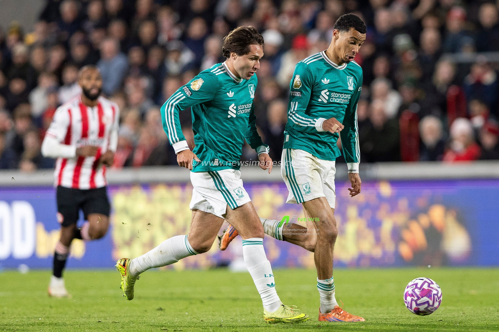 Federico Chiesa of Liverpool and Hugo Ekitiké of Liverpool attack during the Premier League match Brentford vs Liverpool at The Gtech Community Stadium, London, United Kingdom, 25th October 2025

(Photo by Ian Stephen/News Images)