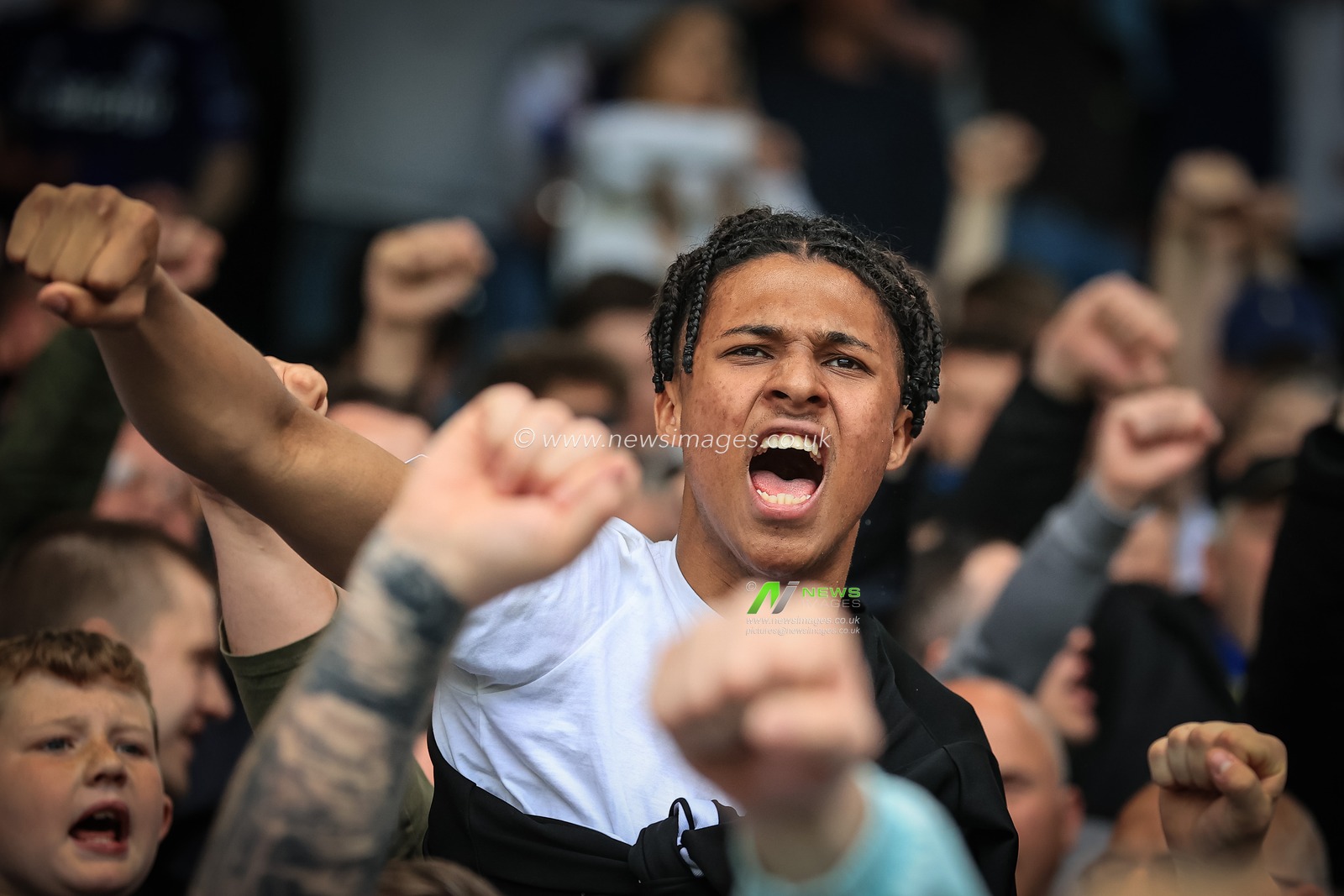 Leeds United fans sing â€œMarching on togetherâ€