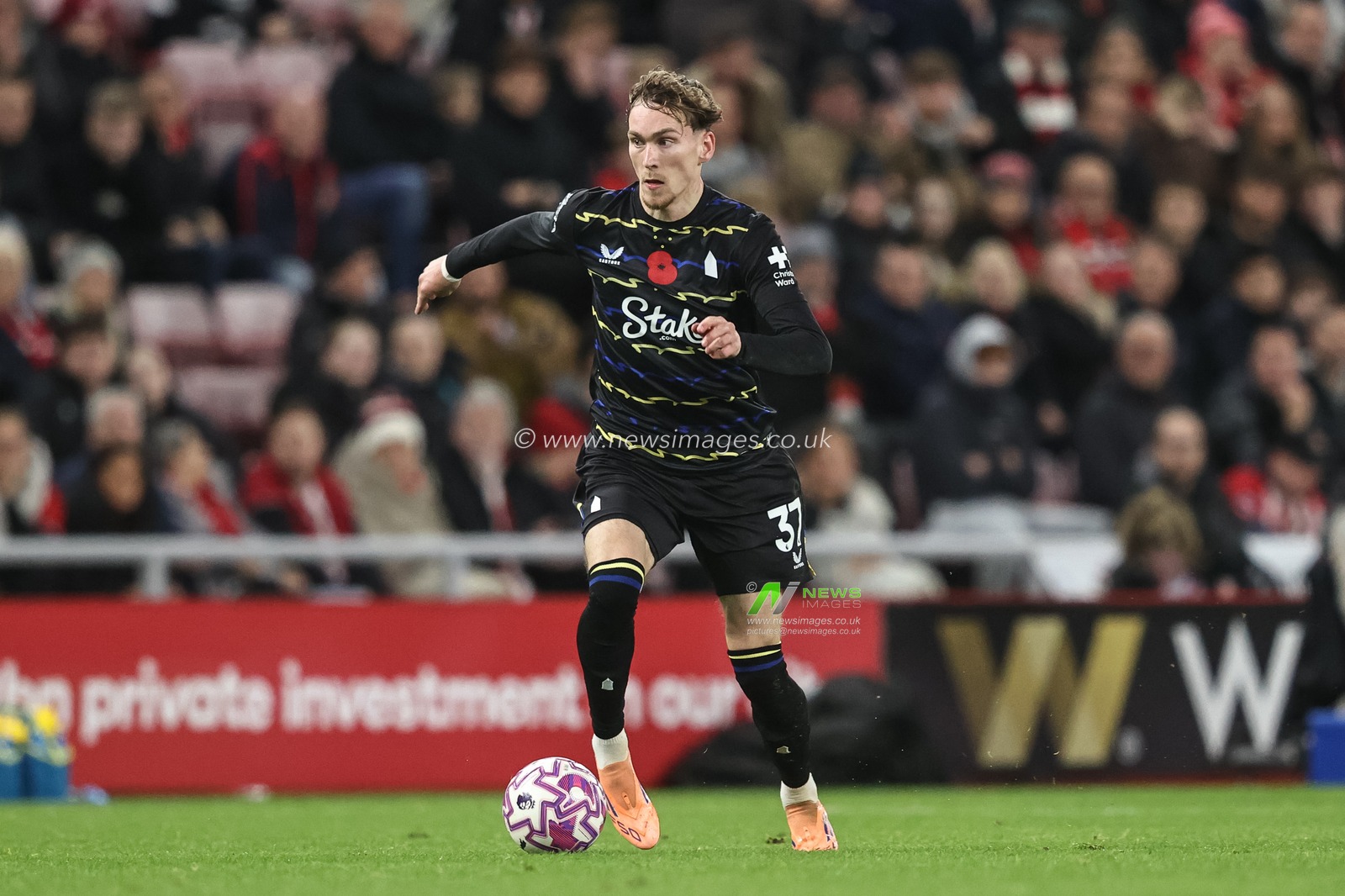 James Garner of Everton with the ball during the Premier League match Sunderland vs Everton at Stadium Of Light, Sunderland, United Kingdom, 3rd November 2025

(Photo by Alfie Cosgrove/News Images)

*** GER AUT SUI OUT ***