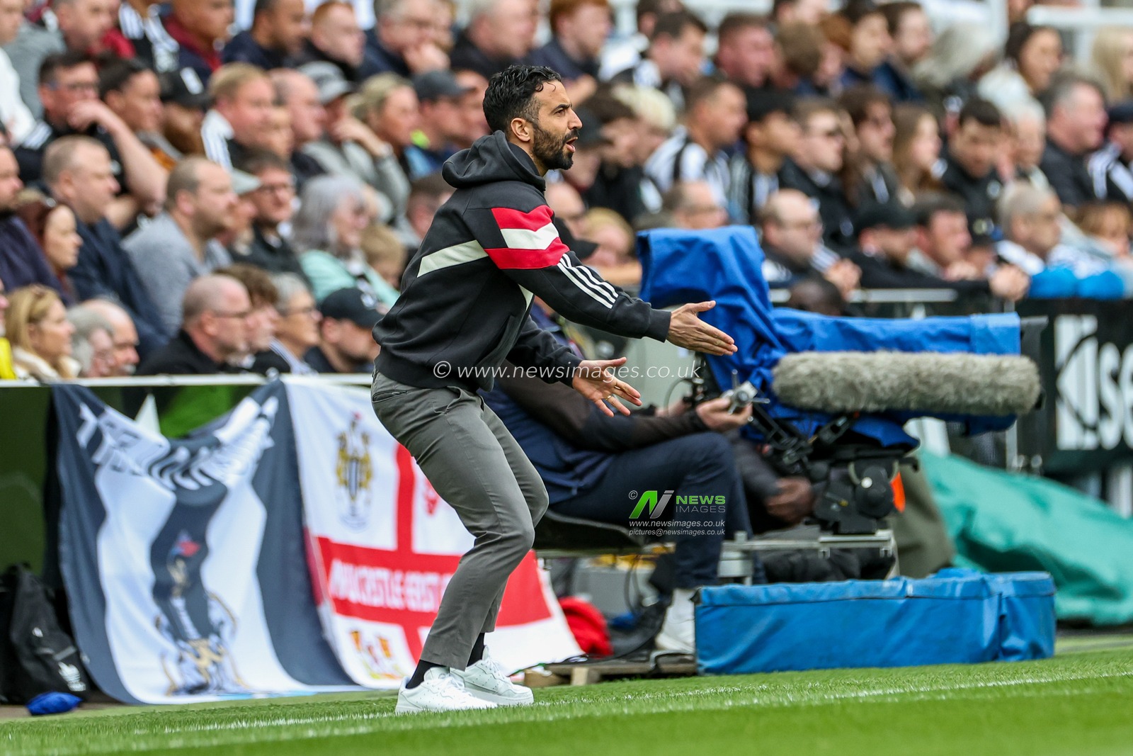 Ruben Amorim of Manchester United gives the team instructions during the Premier League match Newcastle United vs Manchester United at St. James's Park, Newcastle, United Kingdom, 13th April 2025

(Photo by Mark Cosgrove/News Images)