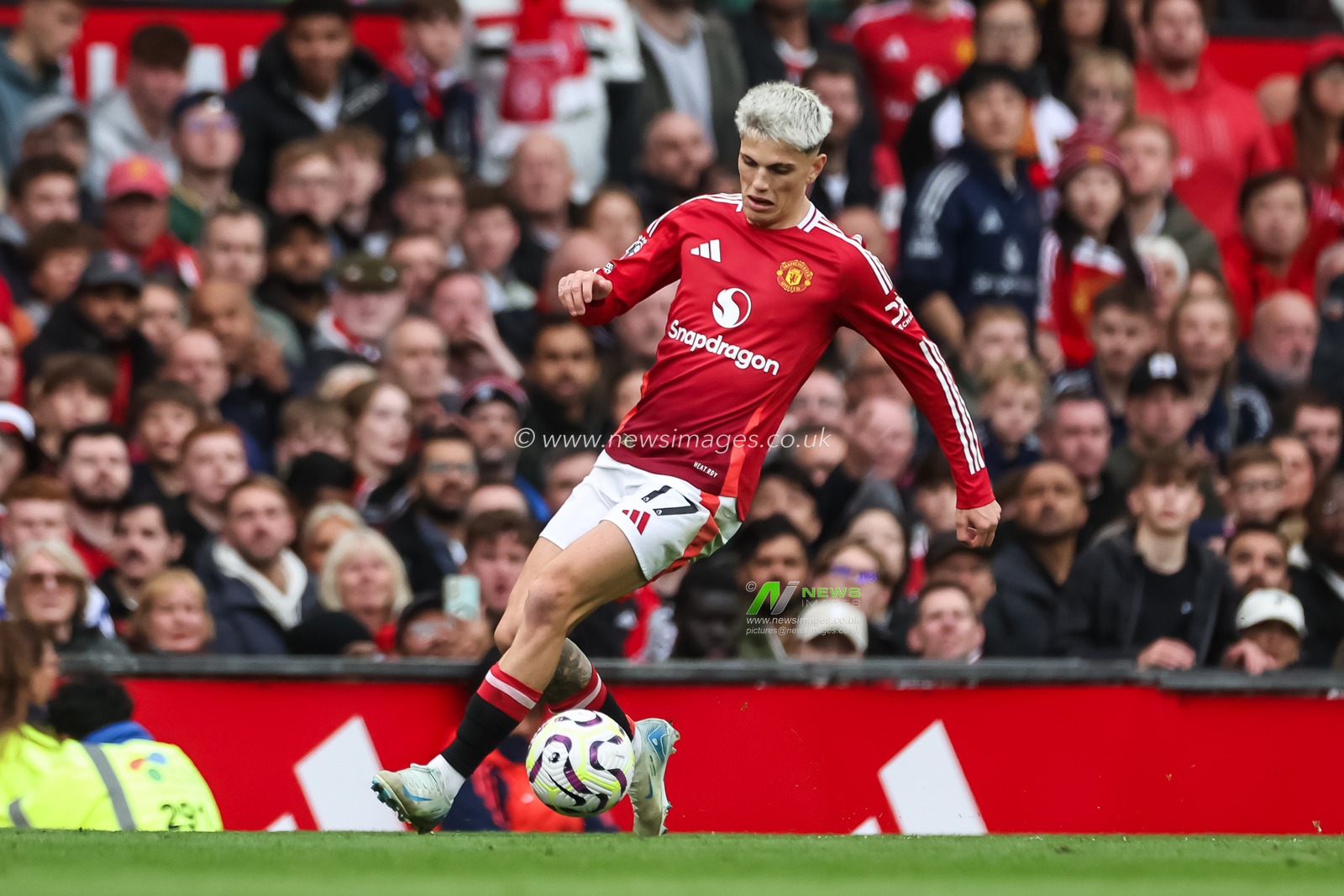 Alejandro Garnacho of Manchester United makes a break with the ball  during the Premier League match Manchester United vs Tottenham Hotspur at Old Trafford, Manchester, United Kingdom, 29th September 2024

(Photo by Mark Cosgrove/News Images)