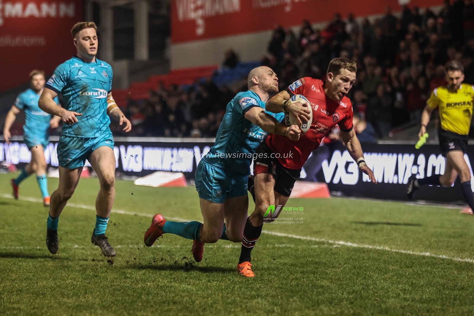 Chris Atkin of Salford Red Devils is tackled by Adam Swift of Huddersfield Giants during the Betfred Super League Round 5 match Salford Red Devils vs Huddersfield Giants at Salford Community Stadium, Eccles, United Kingdom, 20th March 2025

(Photo by Alfie Cosgrove/News Images)
