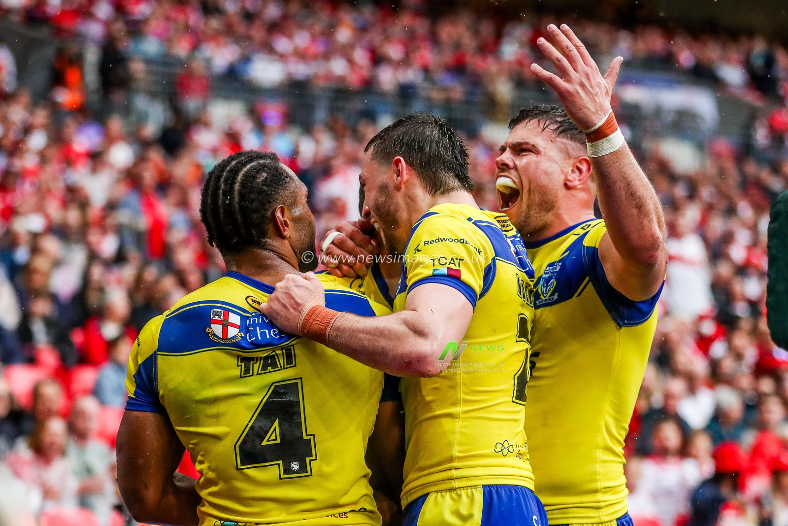 Josh Thewlis of Warrington Wolves celebrates his try with teammates during the Betfred Challenge Cup Final Warrington Wolves vs Hull KR at Wembley Stadium, London, United Kingdom, 7th June 2025

(Photo by Izzy Poles/News Images)