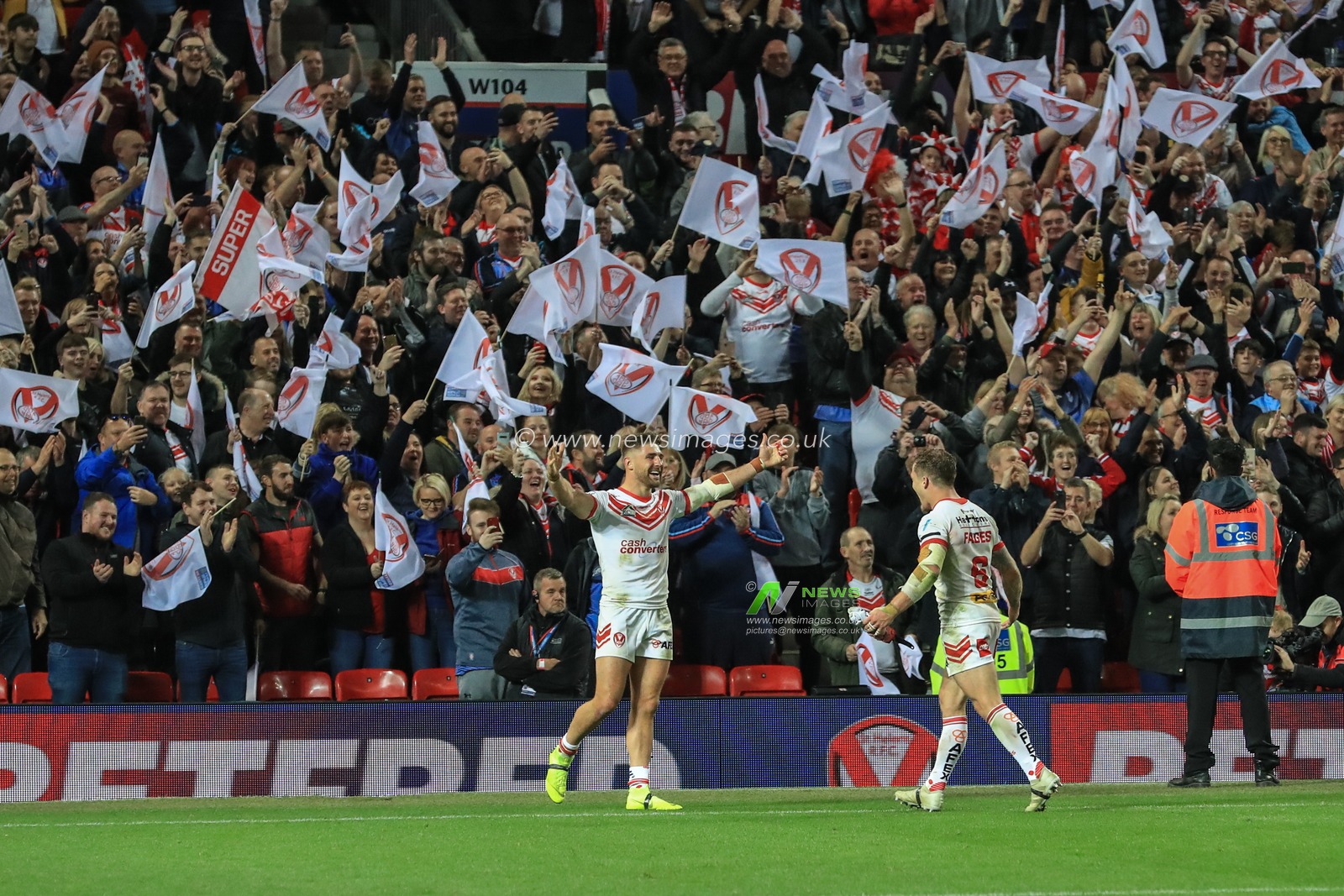 12th October 2019, Old Trafford, Manchester, England; The Grand Final 2019, Saint Helens v Salford Red Devils : Tommy Makinson (2) of St Helens celebrates winning the Grand Final with the fans 

Credit: Mark Cosgrove/News Images