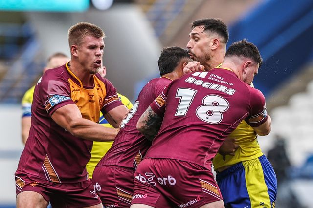 Ryan Matterson of Warrington Wolves is tackled by Fenton Rogers of Huddersfield Giants during the Betfred Super League Round 23 match Huddersfield Giants vs Warrington Wolves at Accu Stadium, Huddersfield, United Kingdom, 24th August 2025

(Photo by Alfie Cosgrove/News Images)
