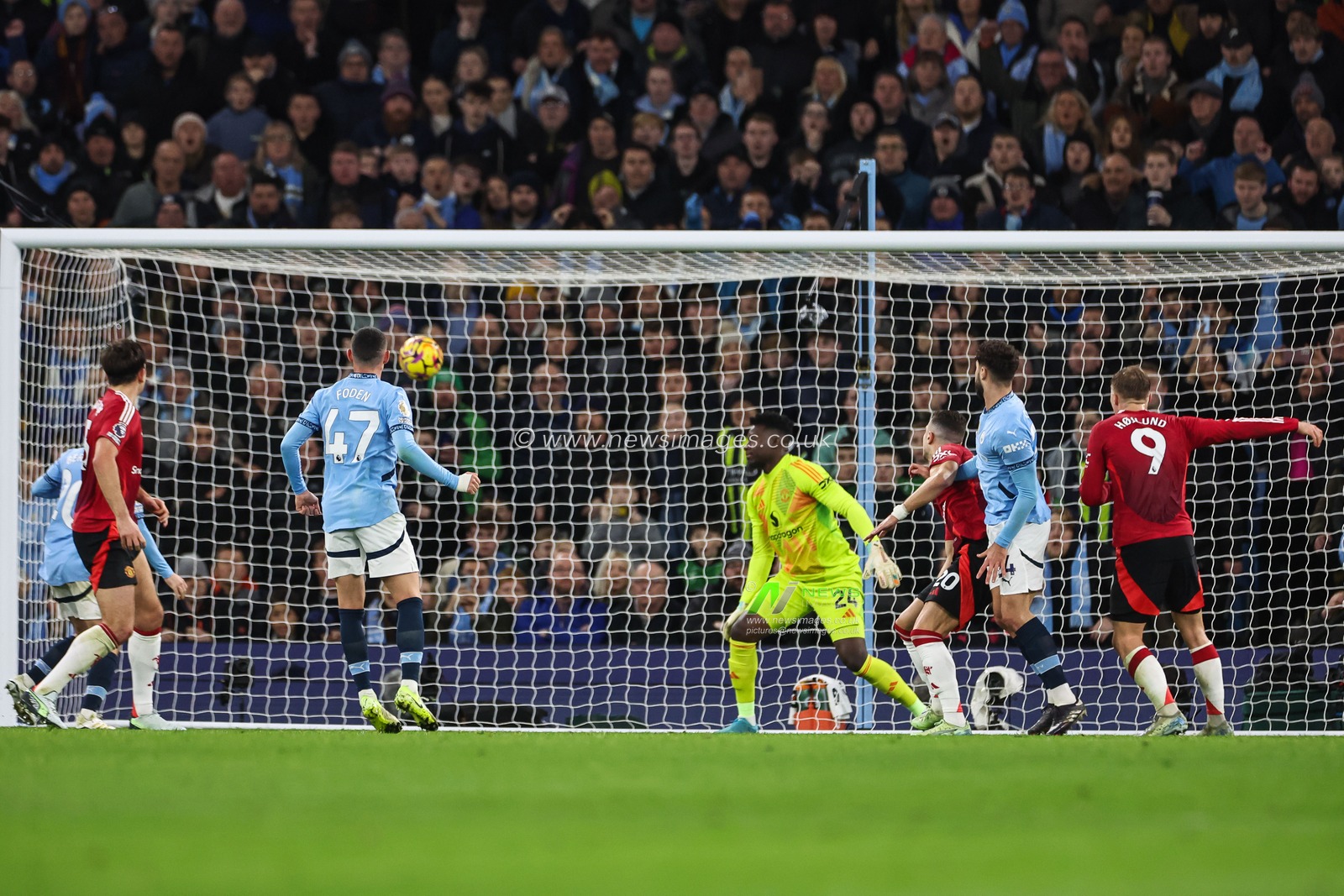 Josko Gvardiol of Manchester City scores to make it 1-0 during the Premier League match Manchester City vs Manchester United at Etihad Stadium, Manchester, United Kingdom, 15th December 2024

(Photo by Mark Cosgrove/News Images)