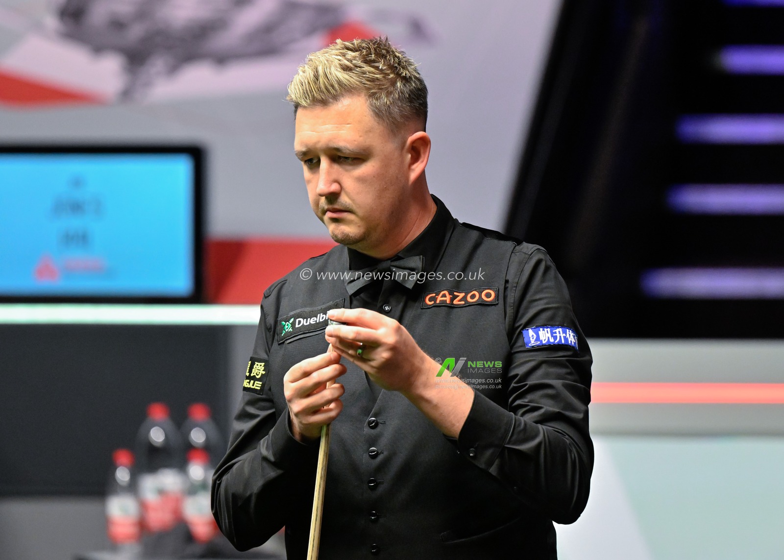 Kyren Wilson chalks his cue, during the Cazoo World Championships 2024 Final at Crucible Theatre, Sheffield, United Kingdom, 6th May 2024

(Photo by Cody Froggatt/News Images)