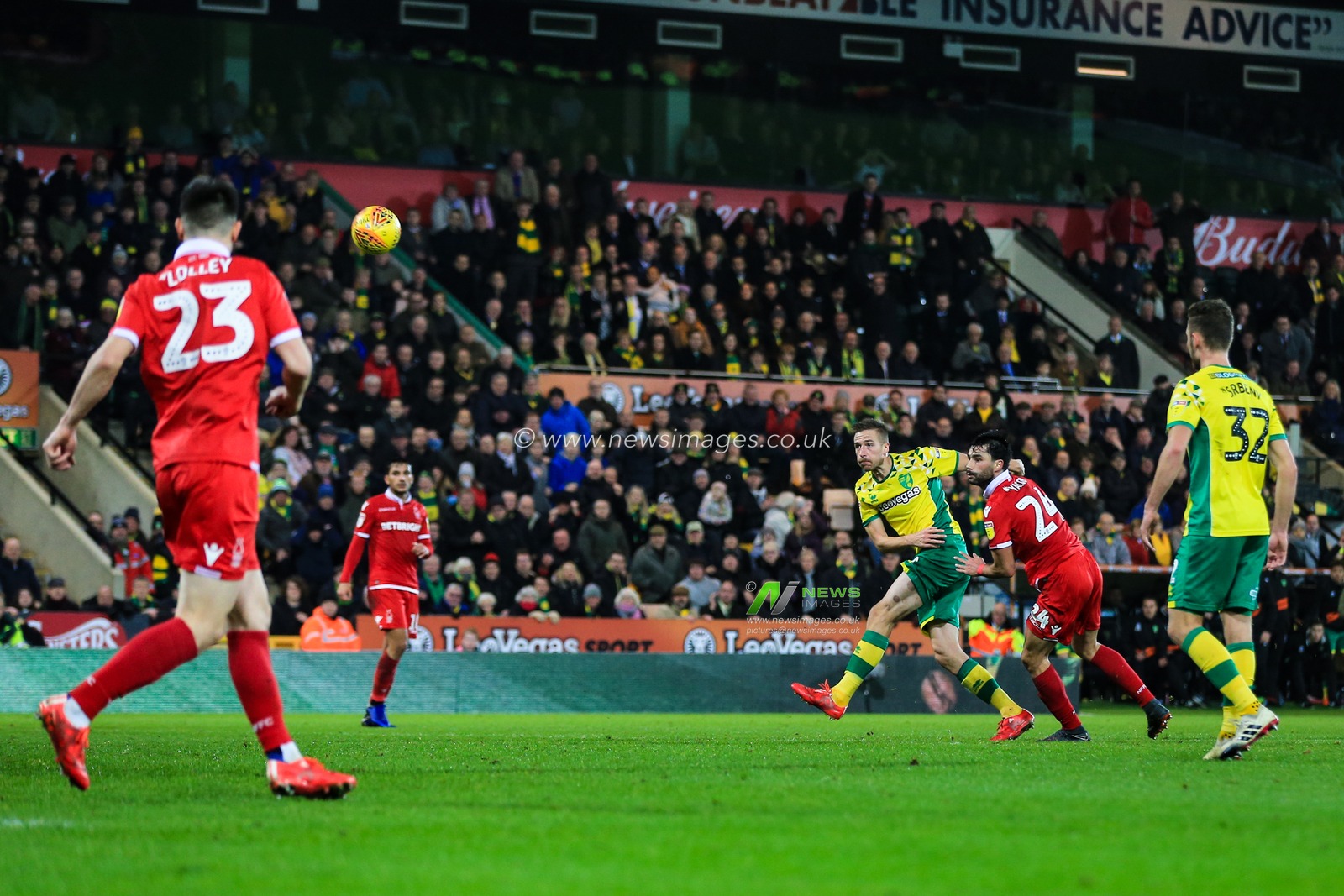 26th December 2018, Carrow Road, Norfolk, England; Sky Bet Championship, Norwich City vs Nottingham Forest ;  Marco Stiepermann (18) of Norwich City plays the ball in towards goal.

Credit: Georgie Kerr/News Images

English Football League images are subject to DataCo Licence