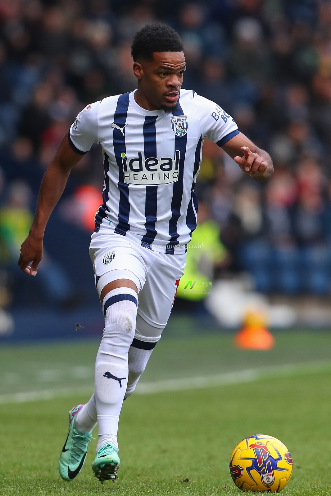 Grady Diangana #11 of West Bromwich Albion goes forward with the ball during the Sky Bet Championship match West Bromwich Albion vs Stoke City at The Hawthorns, West Bromwich, United Kingdom, 17th December 2023

(Photo by Gareth Evans/News Images)